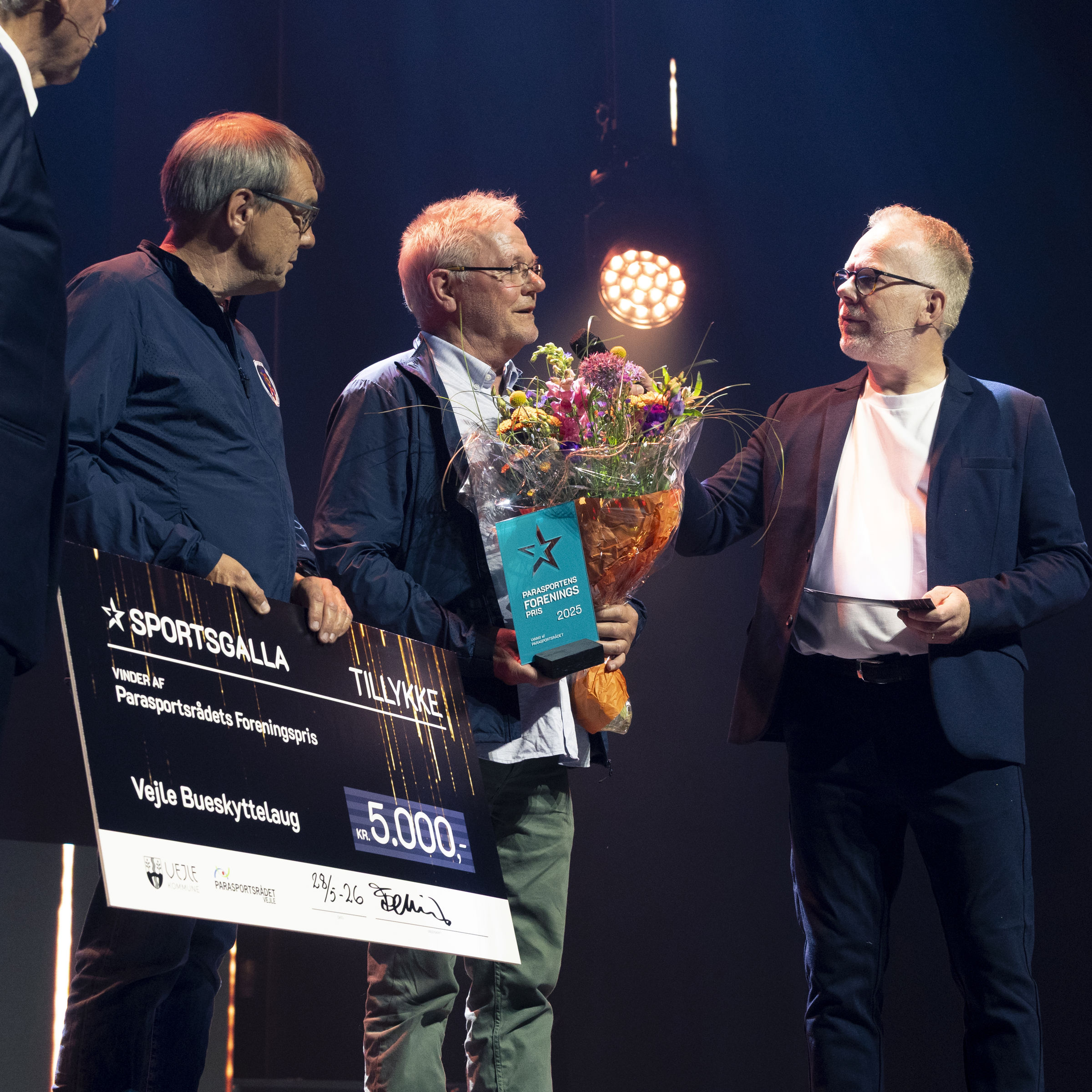 På billedet ses to vindere af Parasportsrådets Foreningspris, der i 2026 var Vejle Bueskyttelaug