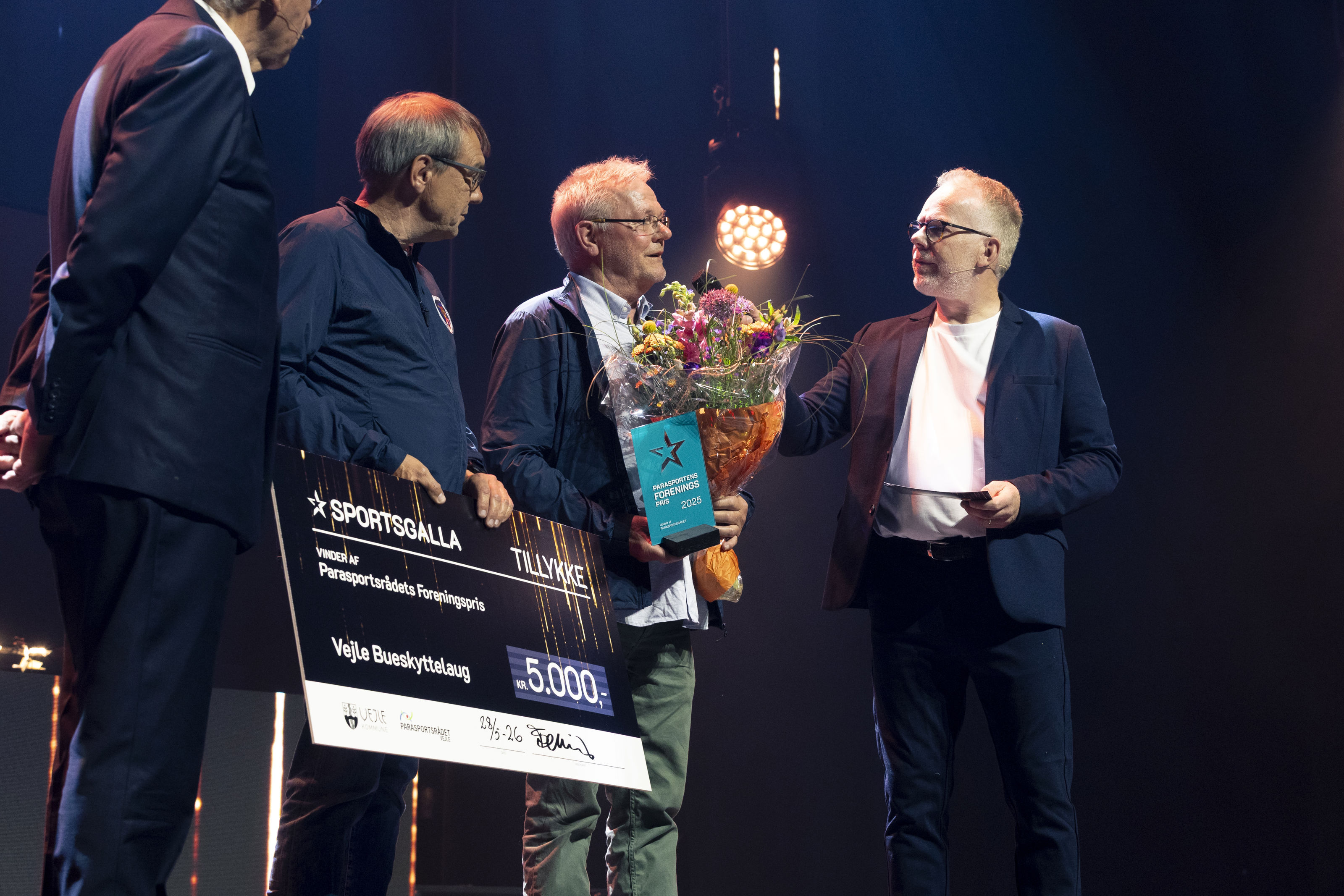 På billedet ses to vindere af Parasportsrådets Foreningspris, der i 2026 var Vejle Bueskyttelaug