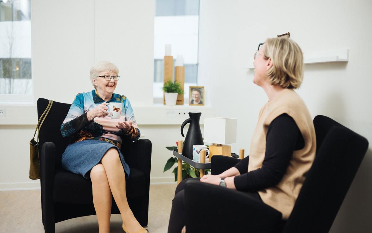 Forebyggende hjemmebesøg, foto af 2 kvinder i en samtale i hver sin lænestol