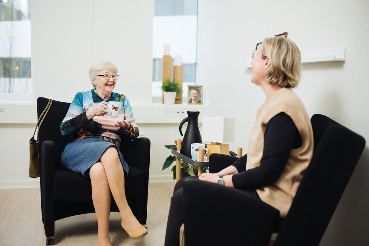 Forebyggende hjemmebesøg, foto af 2 kvinder i en samtale i hver sin lænestol