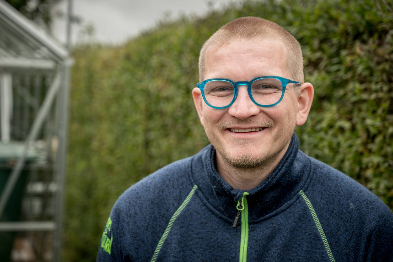 Portrætfoto af Rasmus i haven.