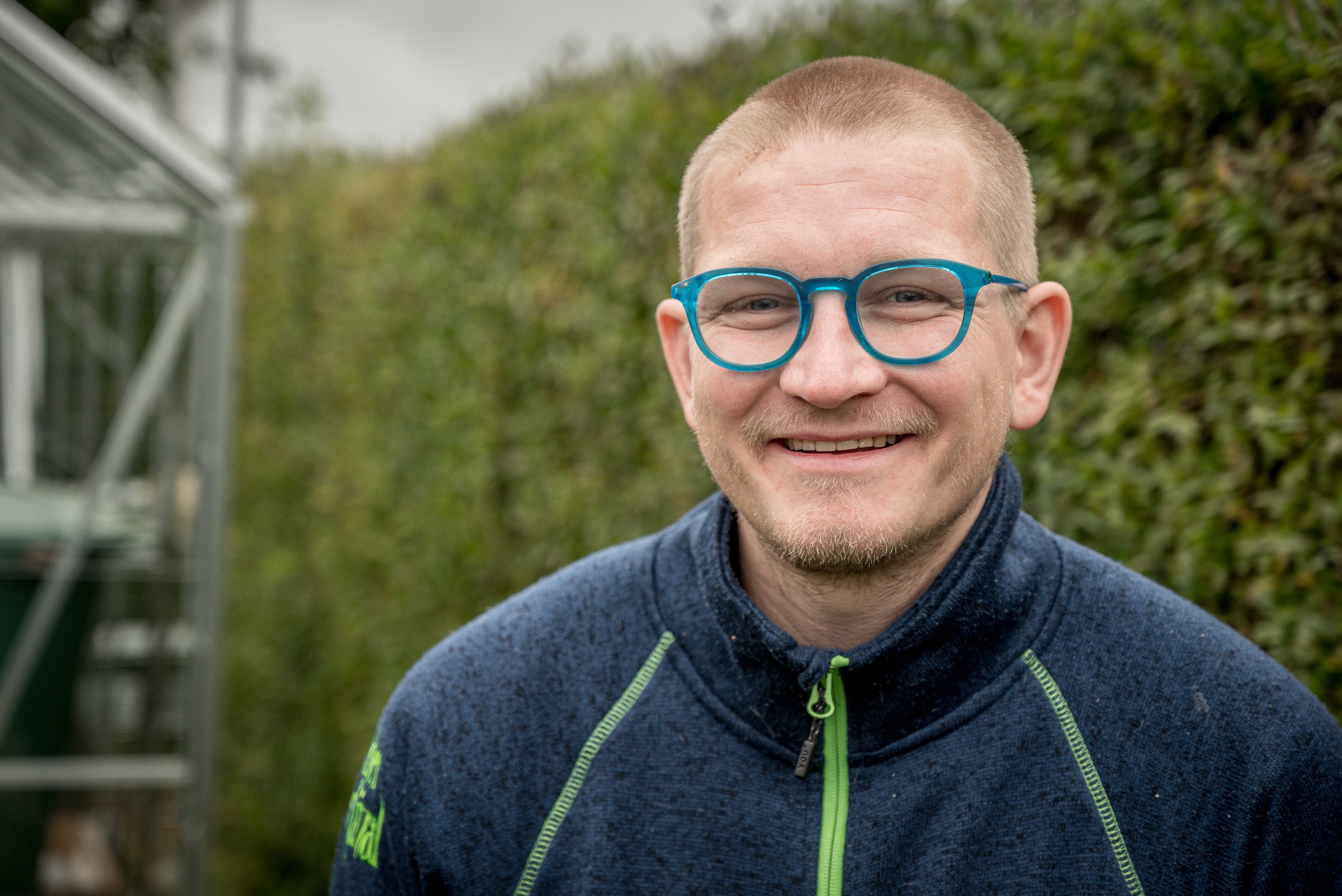 Portrætfoto af Rasmus i haven.