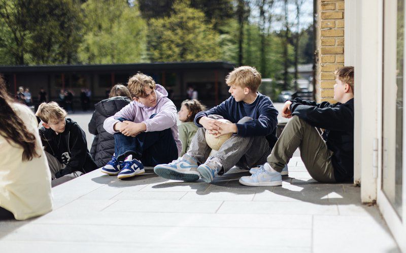Drenge i skolegård med fodbold