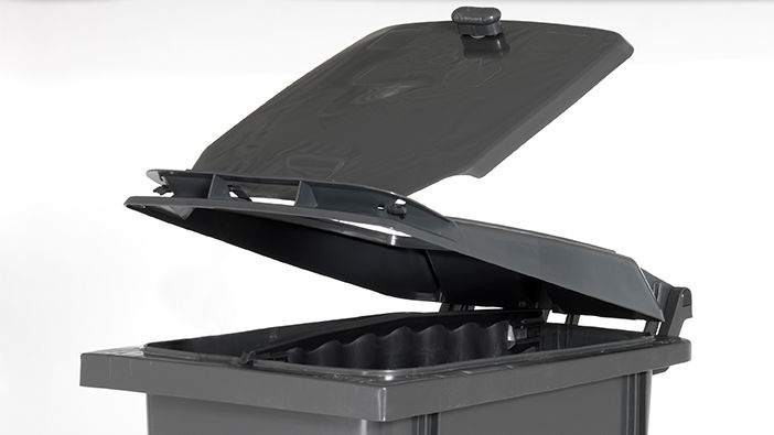 Grå affaldsbeholder med låg-i-låg-løsning, hvor det øverste låg er åbent, og det indvendige låg kan åbnes fra begge sider. Designet gør det lettere at smide affald i beholderen uden at skulle vende den på tømmedagen.