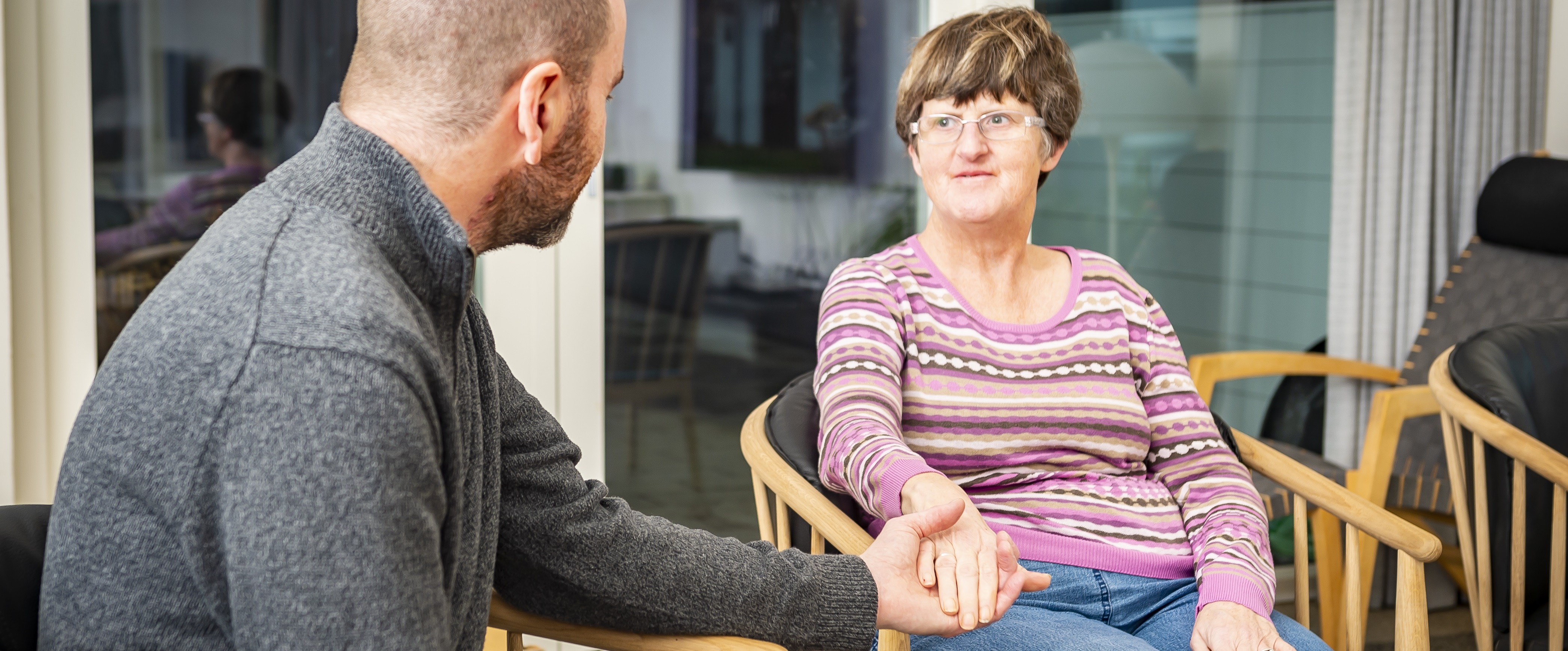Pædagog og borger i aktivitetstilbud