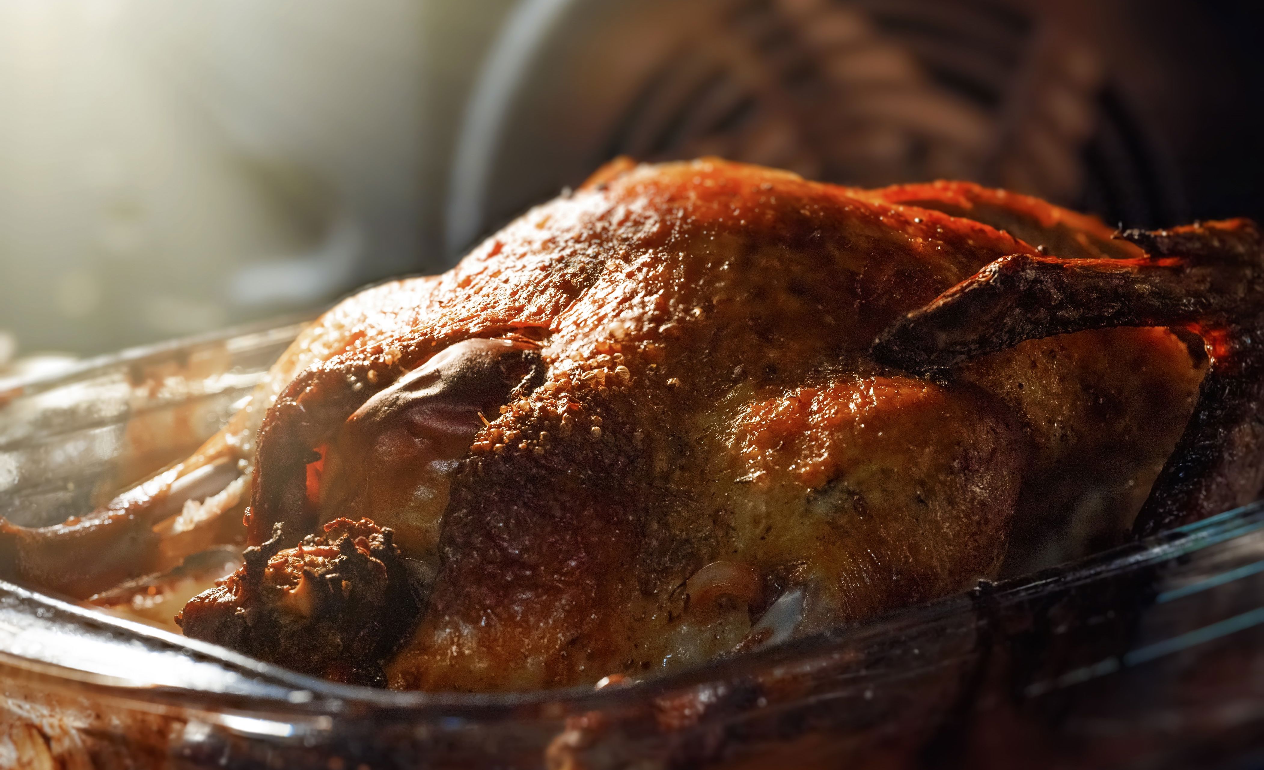 Hel and med sprødt skind steges i ovn i glasfad – traditionel julemad.