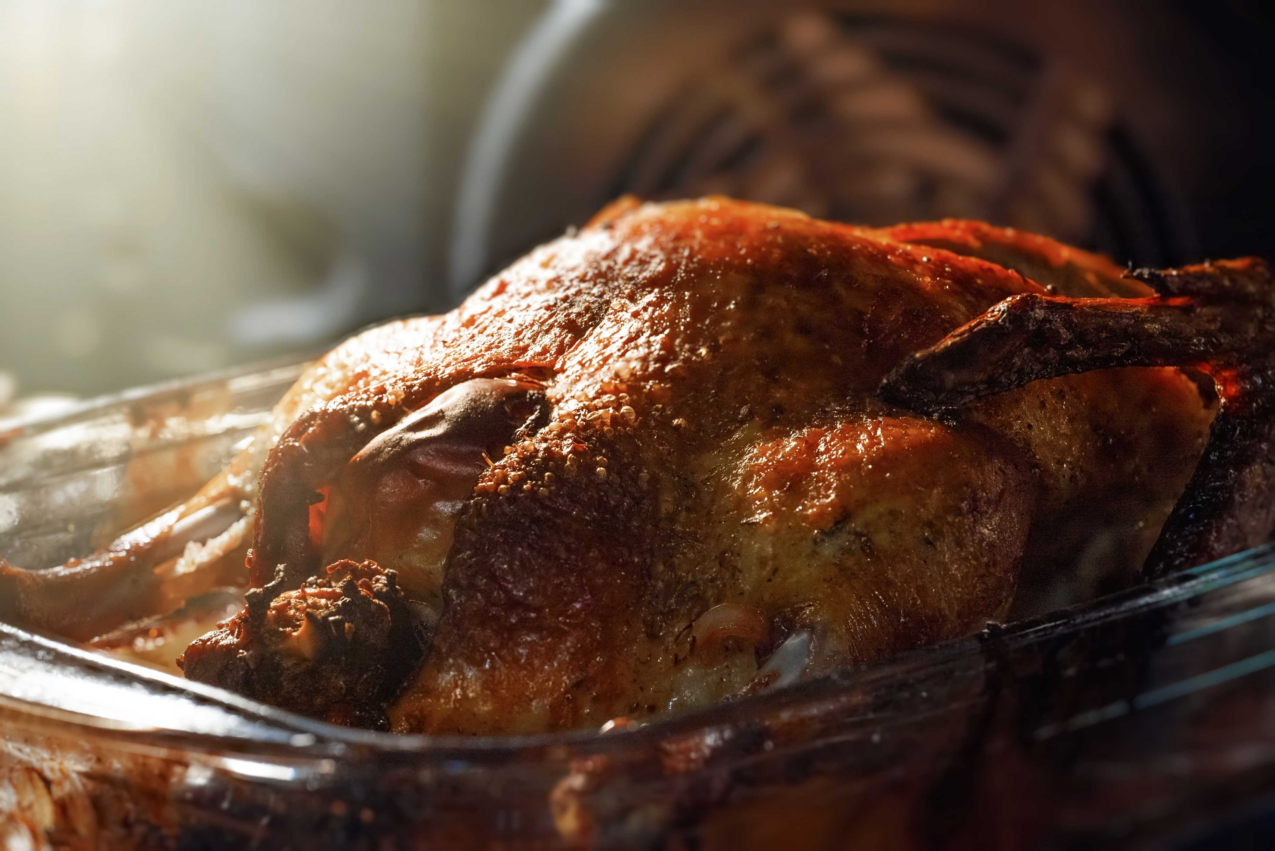 Hel and med sprødt skind steges i ovn i glasfad – traditionel julemad.