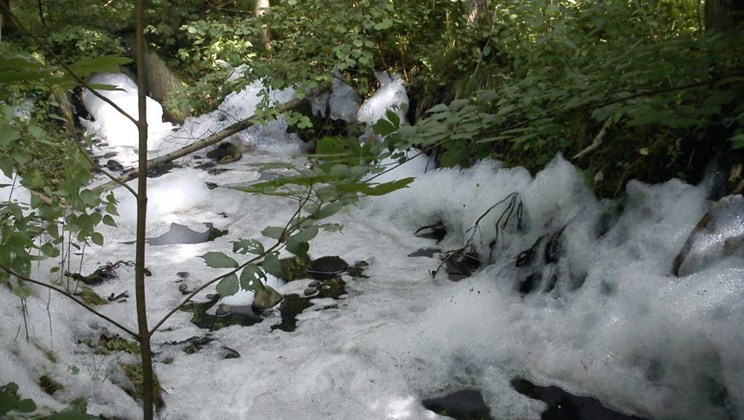 Sæberester fra bilvask i vandløb