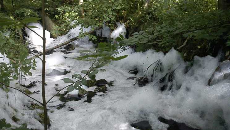 Sæberester fra bilvask i vandløb