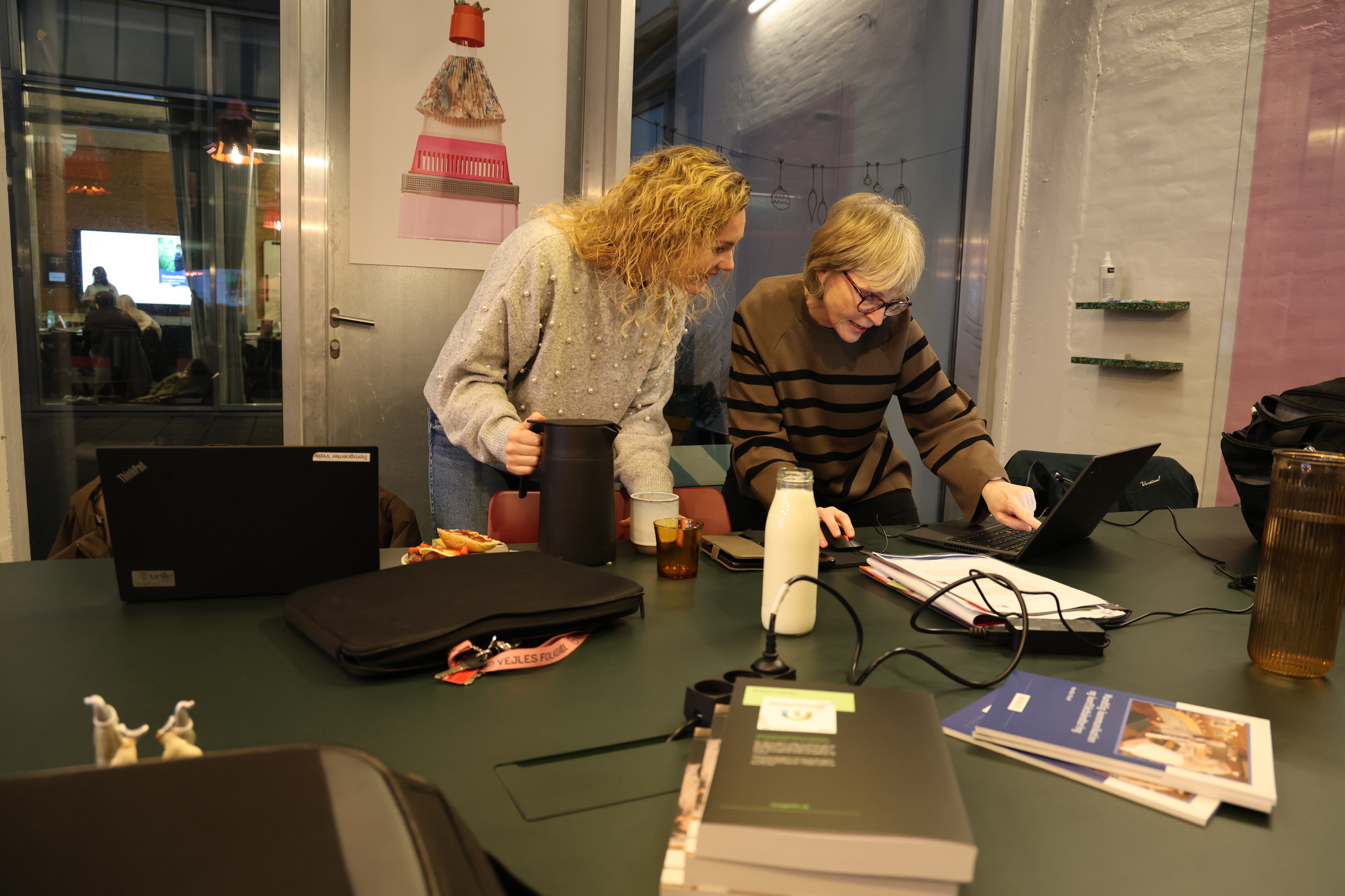 Kontorelev Ditte og uddannelseskoordinator Charlotte Samson på Stadsarkivet