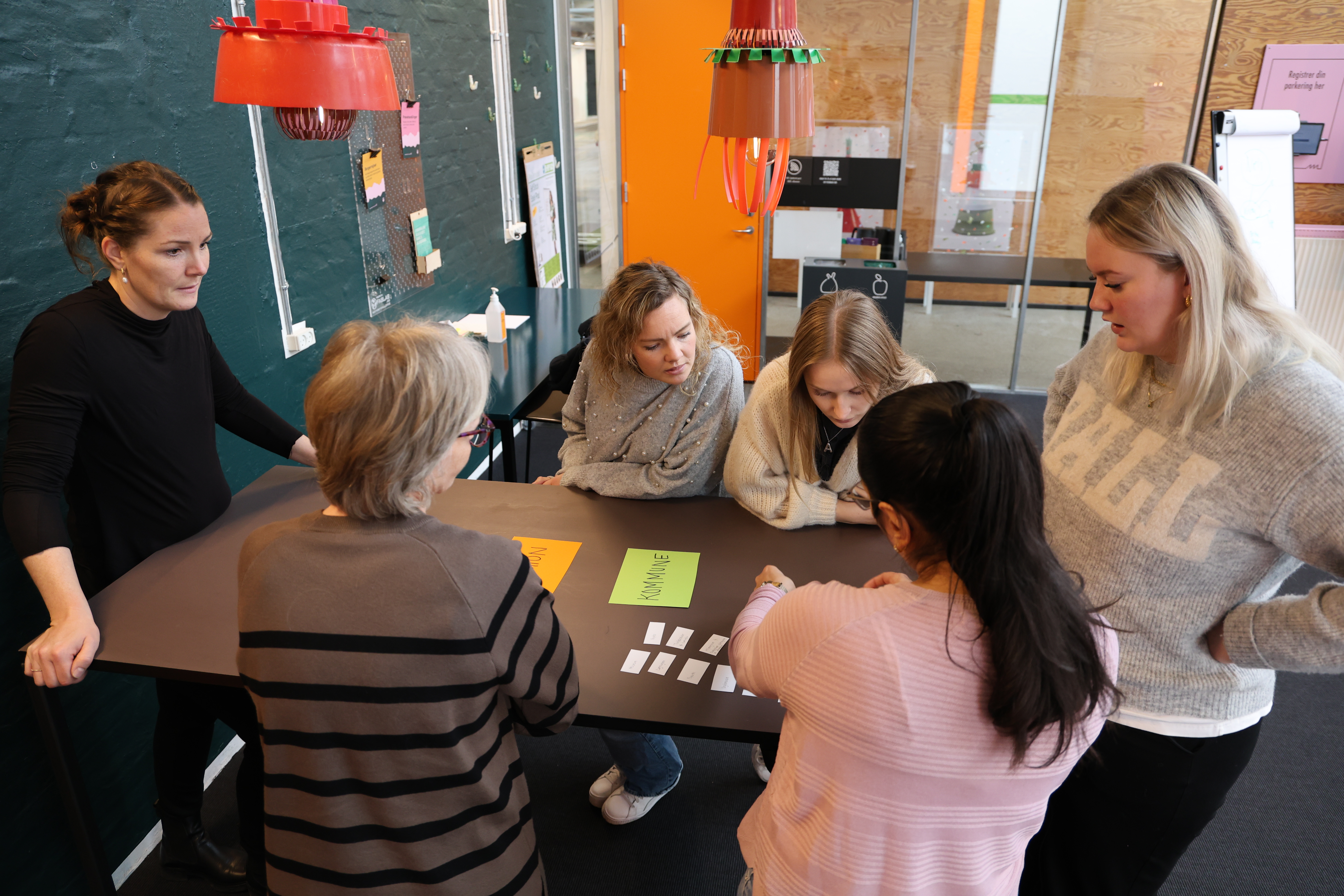 Eleverne arbejder med opgavefordelingen mellem stat, region og kommuner ved introduktionsdagen 2025 - de står ved et højbord sammen med underviser