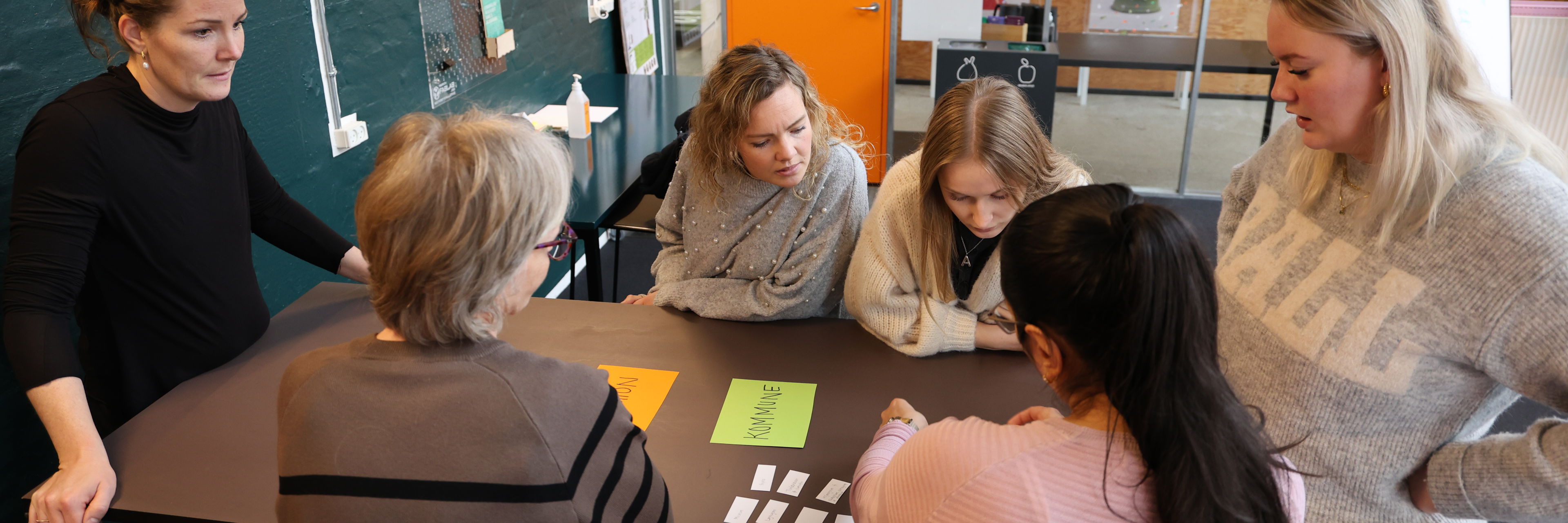 Eleverne arbejder med opgavefordelingen mellem stat, region og kommuner ved introduktionsdagen 2025 - de står ved et højbord sammen med underviser