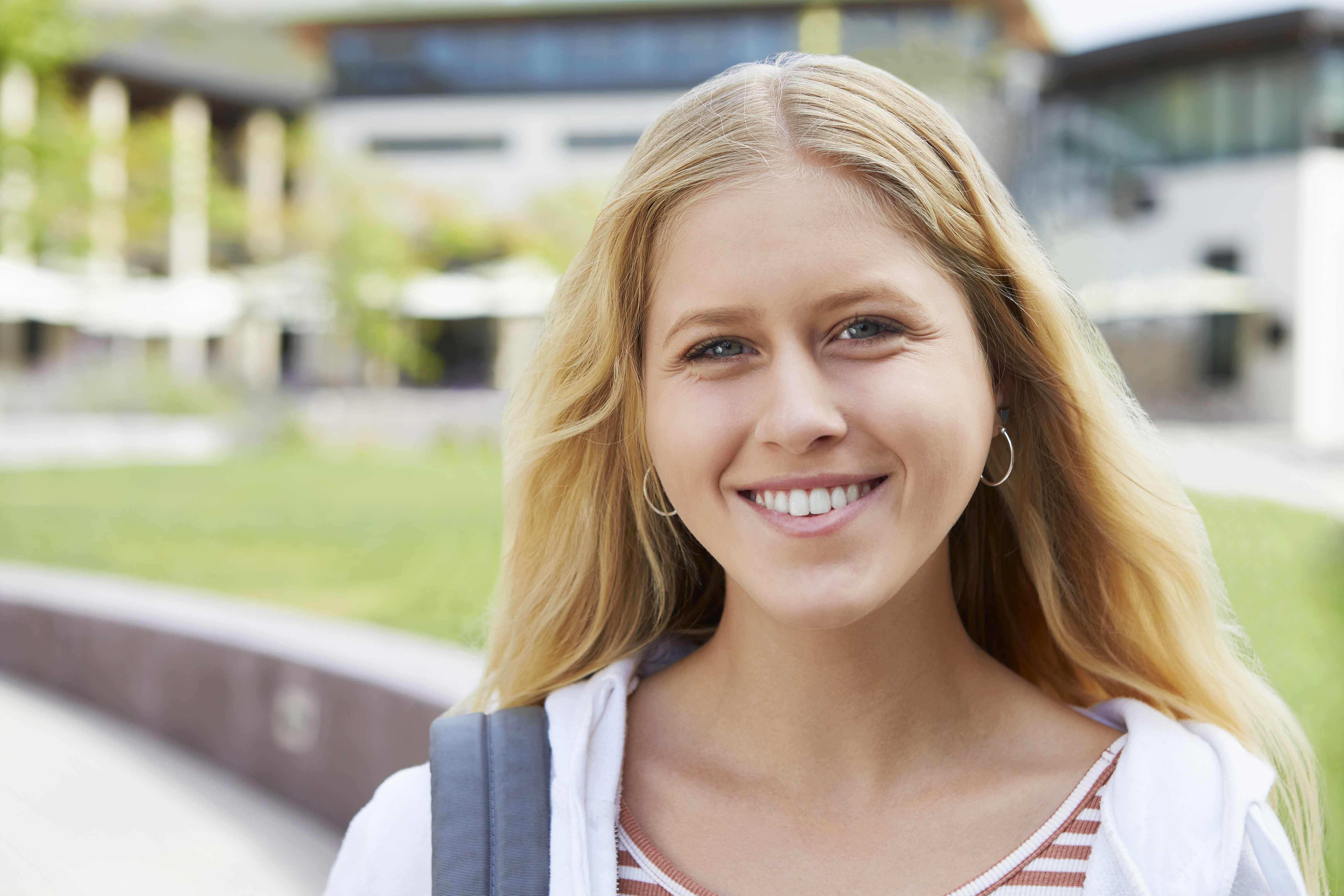 Portræt af en ung kvinde der smiler