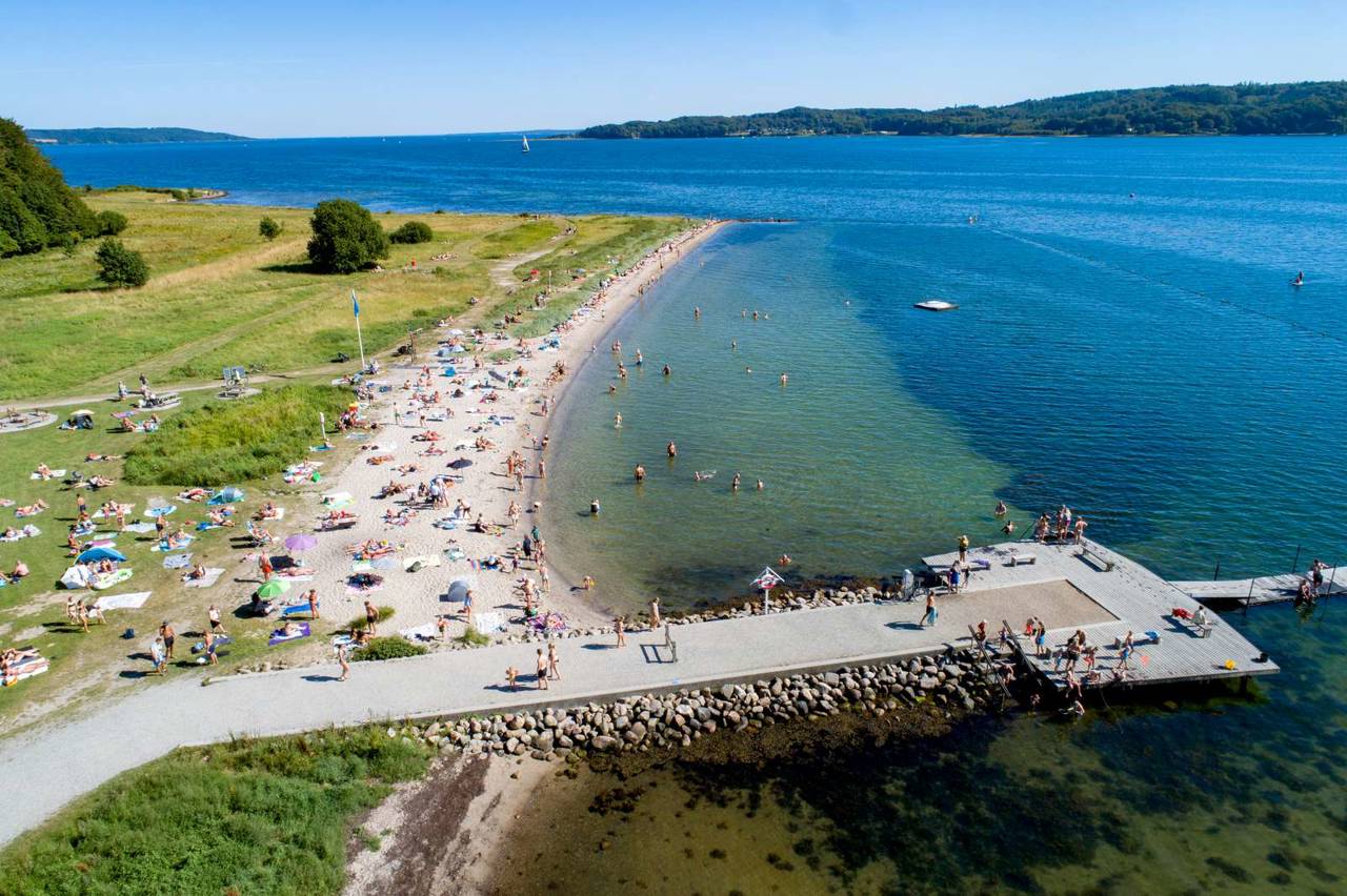 Tirsbæk Strand set fra oven
