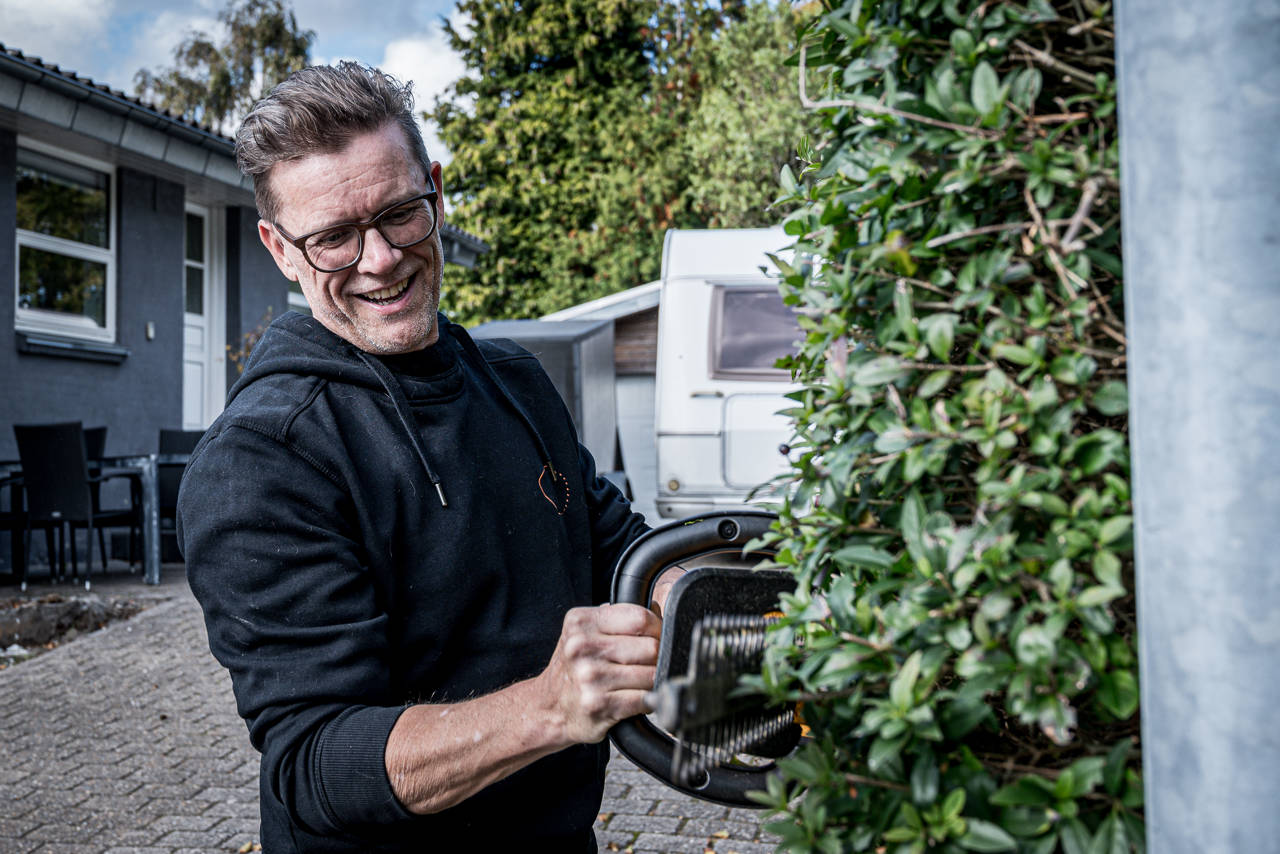 Tomas trimmer hæk med elektrisk hækkeklipper.