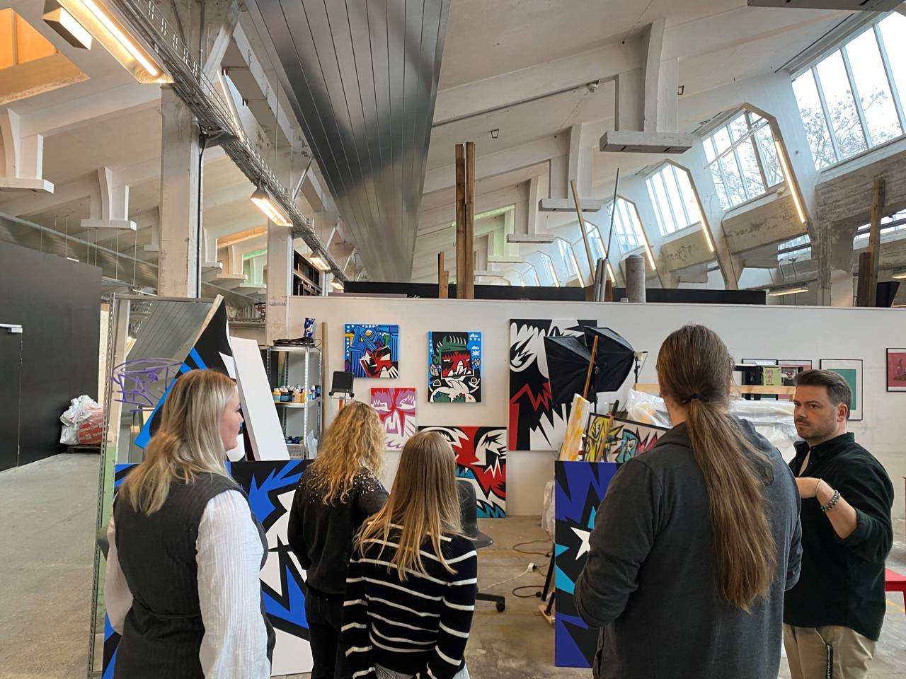 Fra introduktionsbesøget 2025 - rundvisning i Spinderihallerne, hvor eleverne studerer en billedudstilling