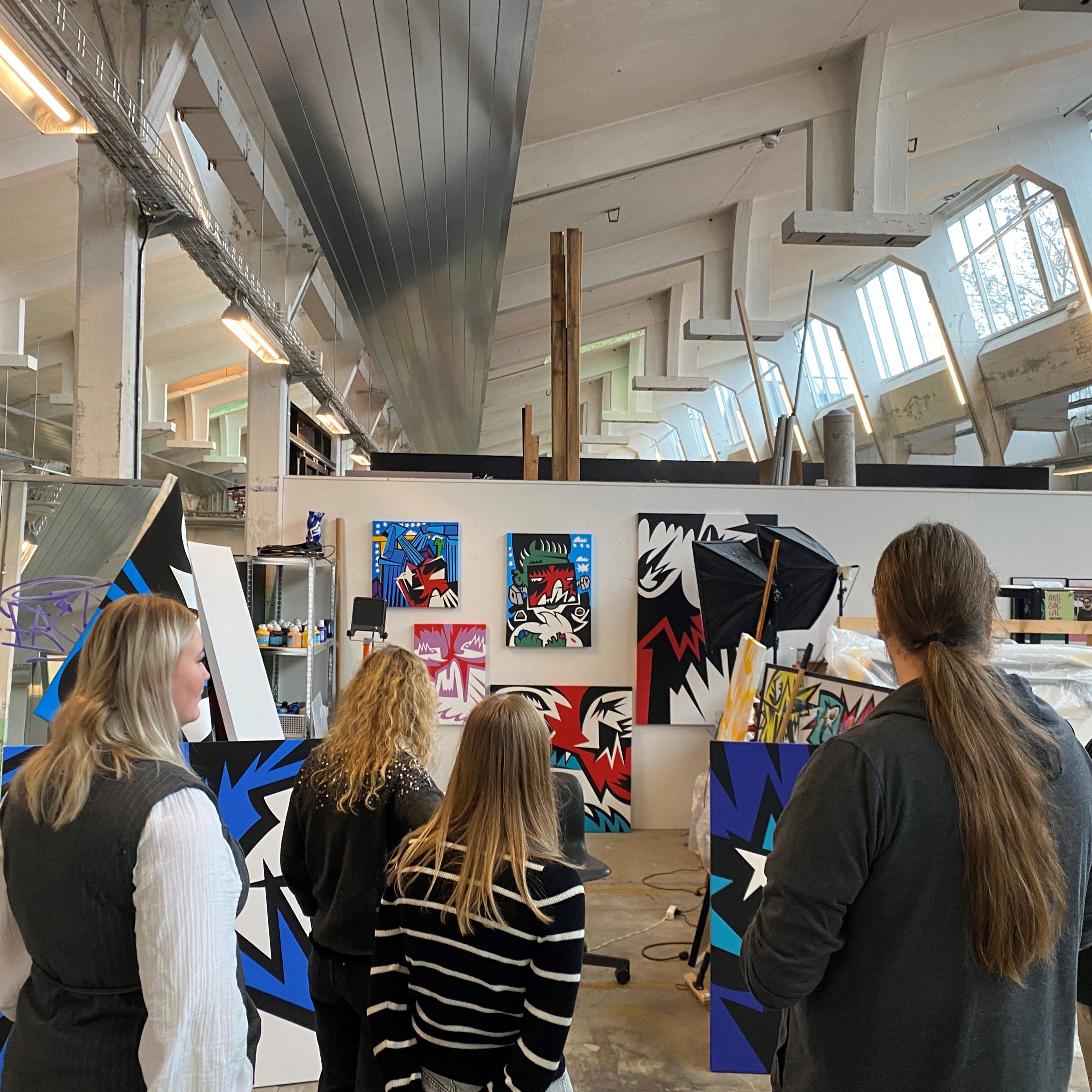 Fra introduktionsbesøget 2025 - rundvisning i Spinderihallerne, hvor eleverne studerer en billedudstilling