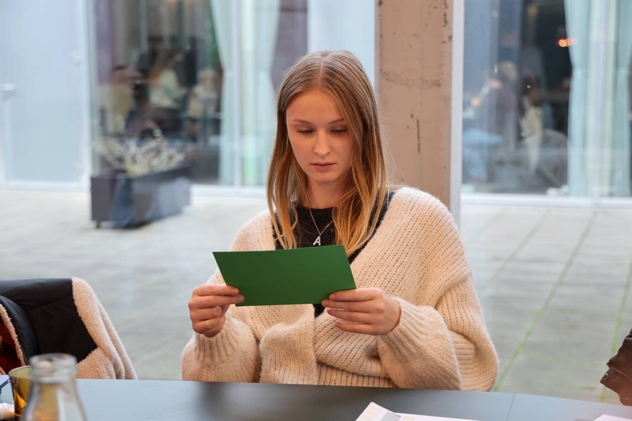 En af eleverne svarer på spørgsmål fra oplæg om jura og personalepolitik ved bordet