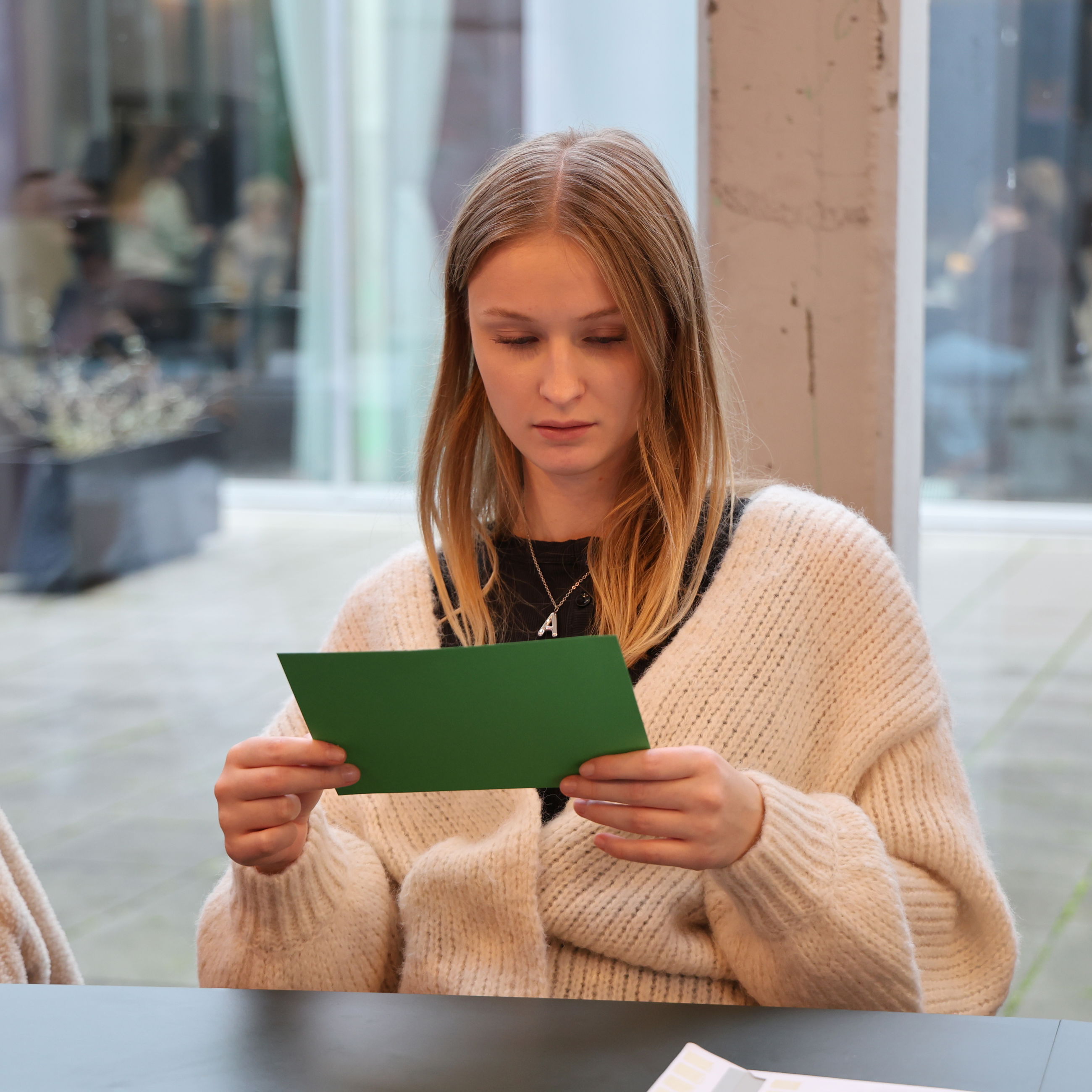 En af eleverne svarer på spørgsmål fra oplæg om jura og personalepolitik ved bordet