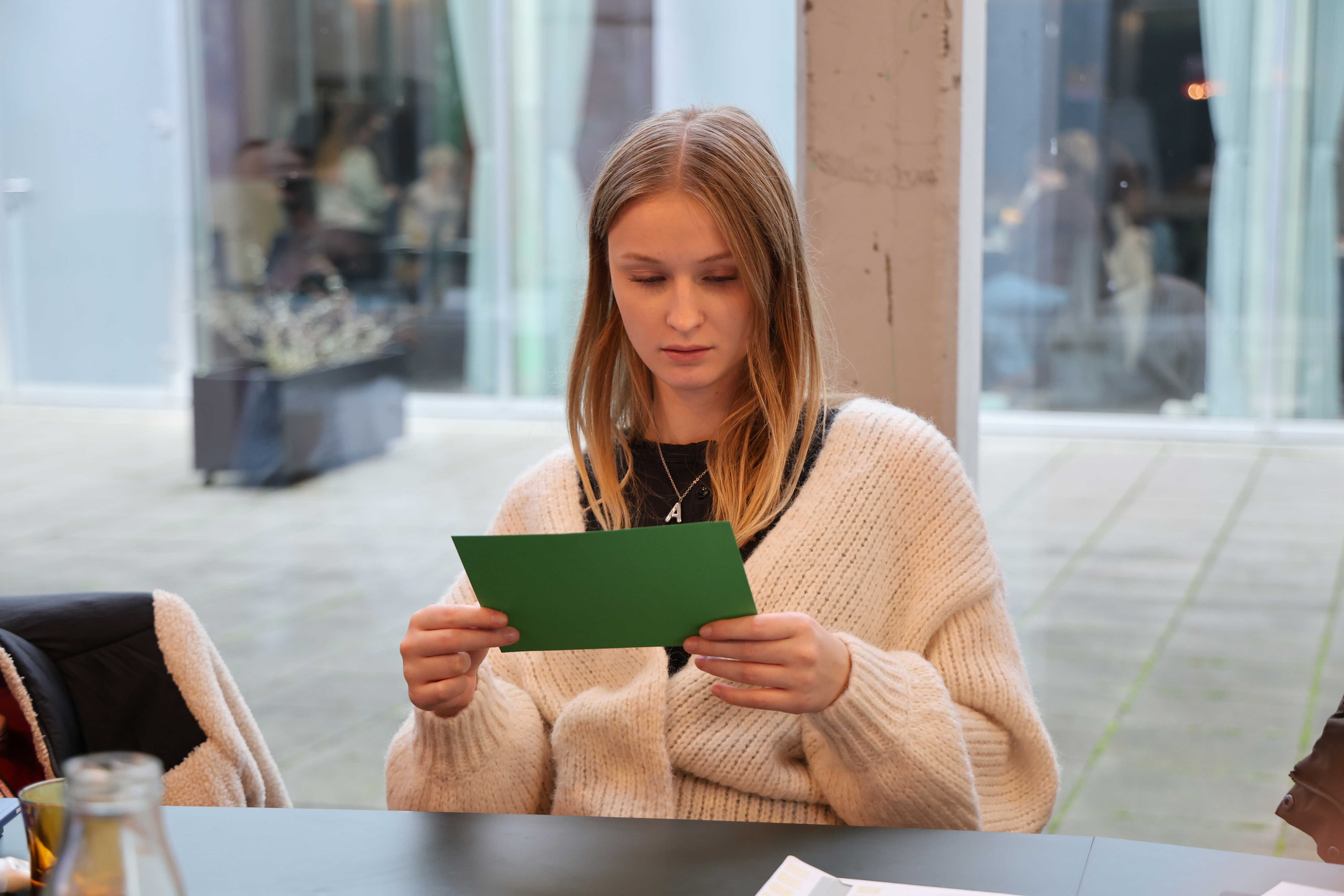 En af eleverne svarer på spørgsmål fra oplæg om jura og personalepolitik ved bordet