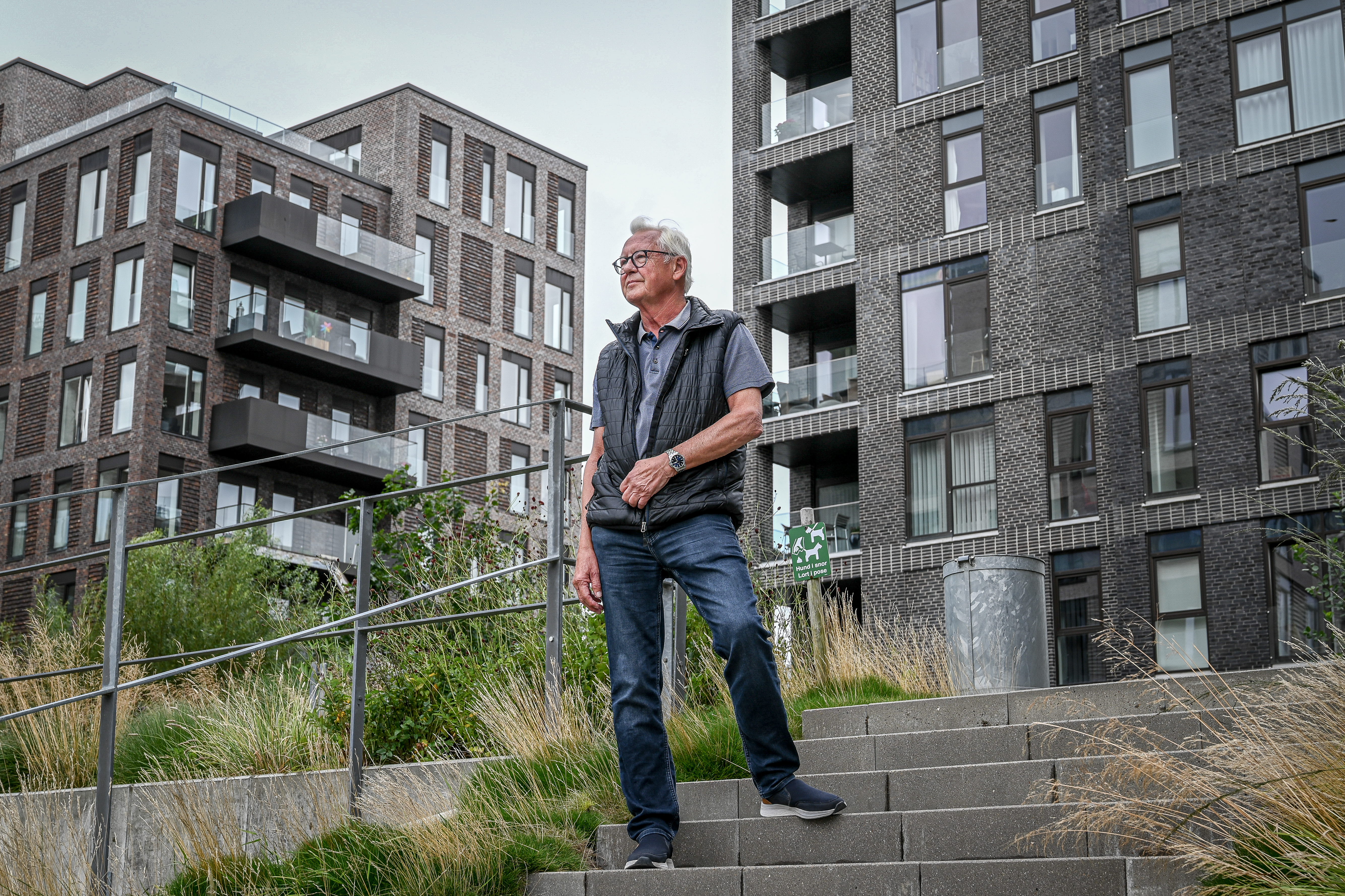 Leif på trappe foran boligområdet på Havneøen.