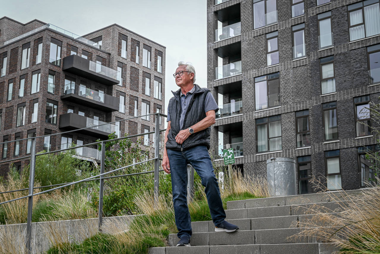 Leif på trappe foran boligområdet på Havneøen.