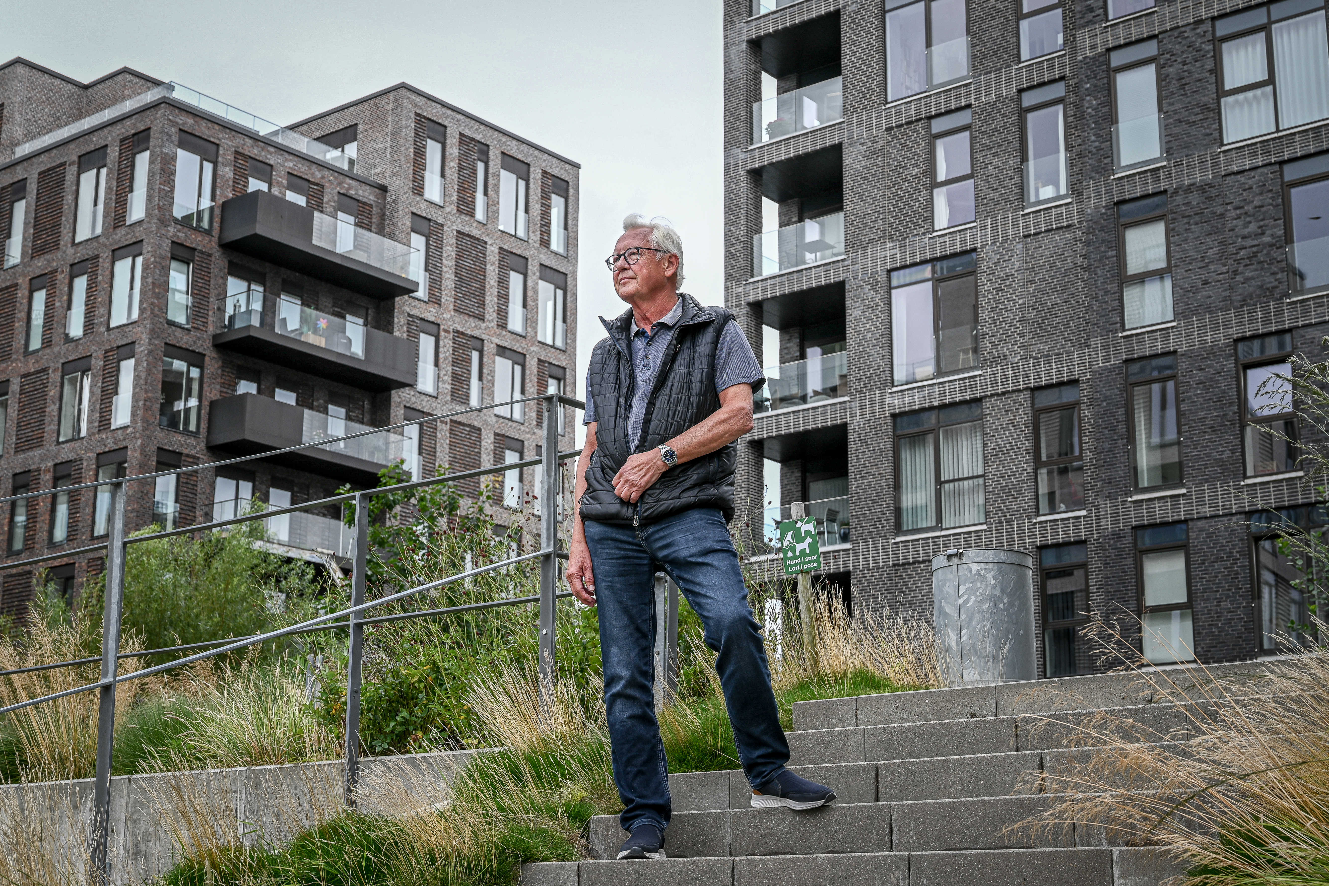 Leif på trappe foran boligområdet på Havneøen.