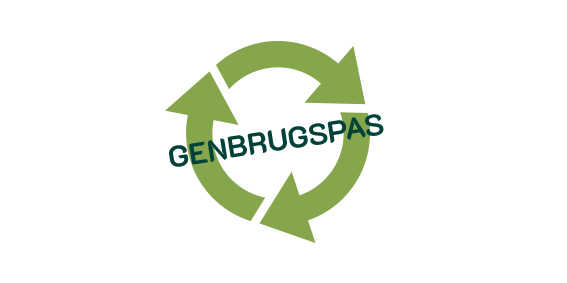 Grøn genbrugssymbol med tre pile, der danner en cirkel, og teksten "GENBRUGSPAS" henover i mørkegrøn skrift.