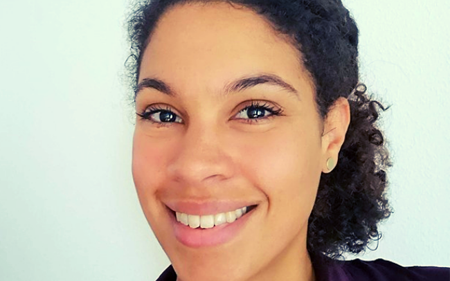 Portræt af Shasmina, som er frivillig i Ungeuniverset