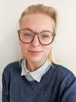 Portræt af Mia der er frivillig i Ungeuniverset