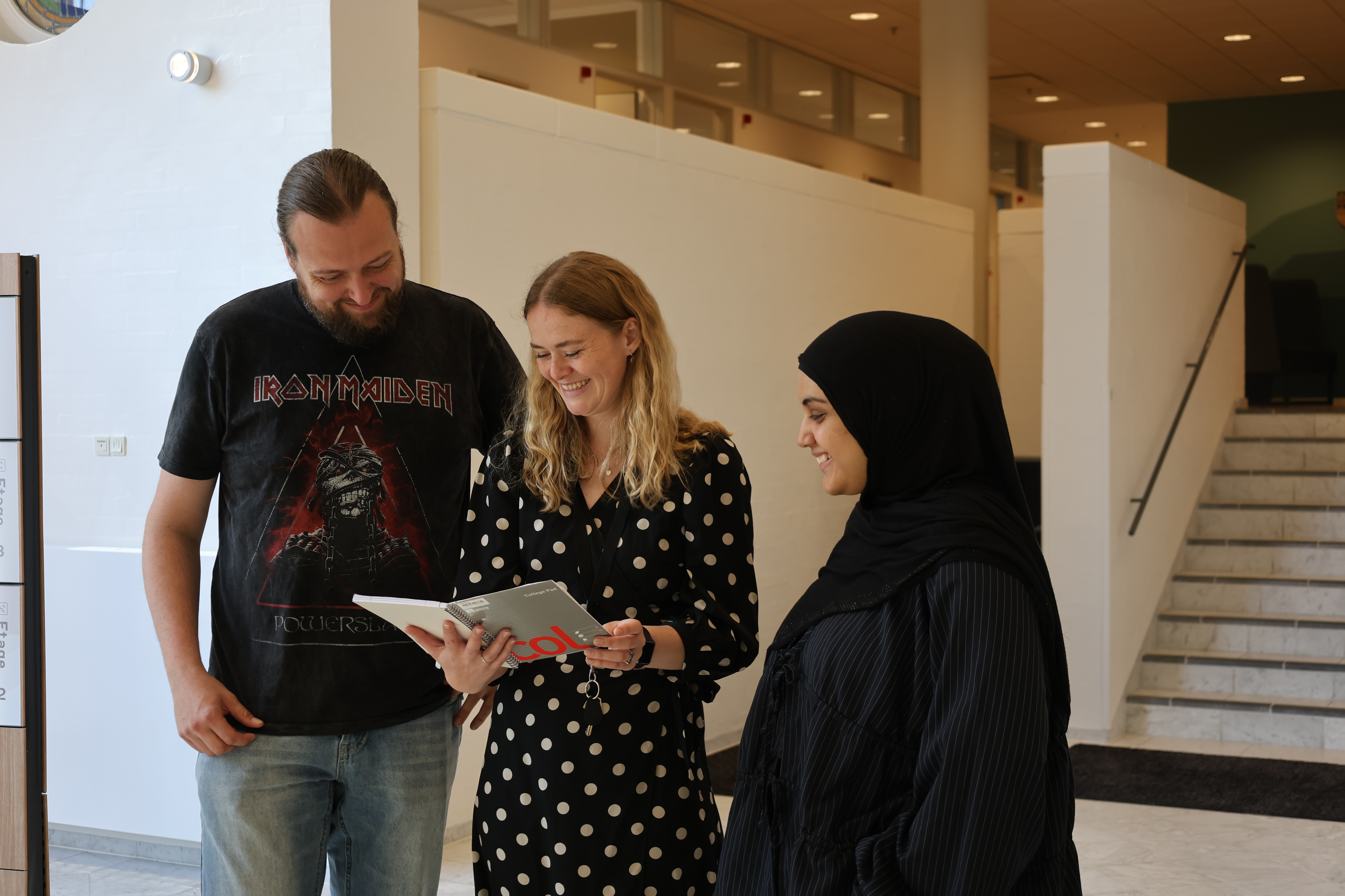 3 kontorelever stående i Vejle Kommunes forhal