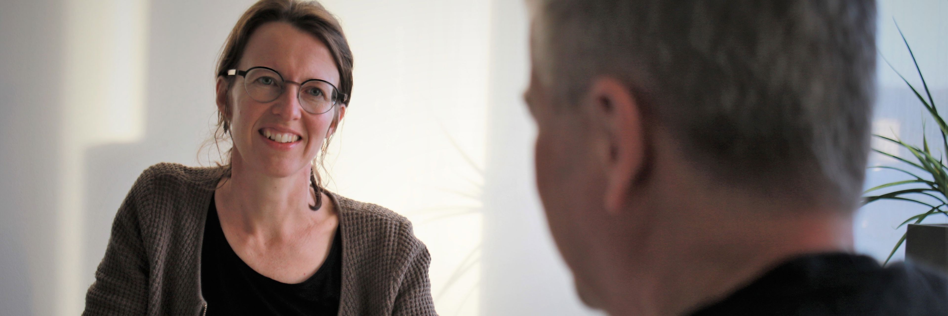 Foto af samtalesituation med 2 personer