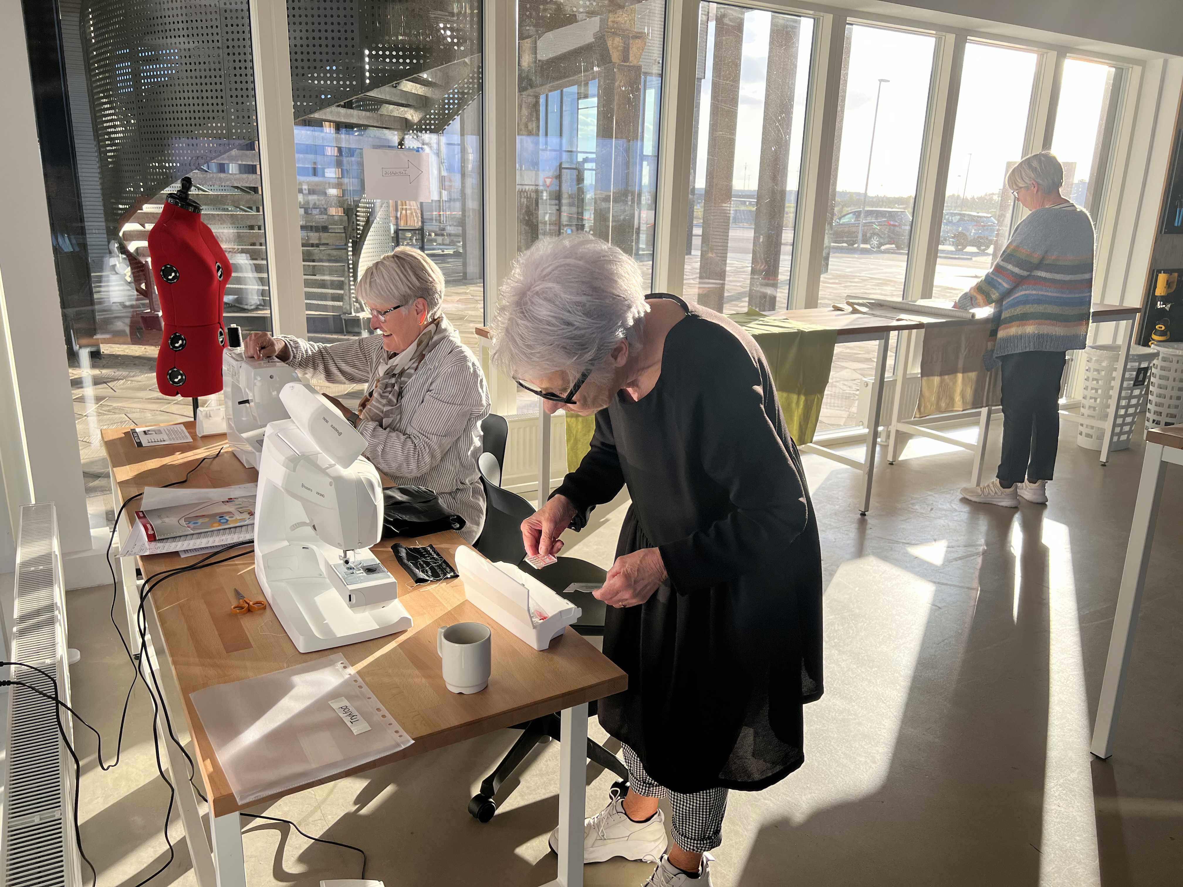 To ældre kvinde ved symaskine i Laboratoriet på RCV.