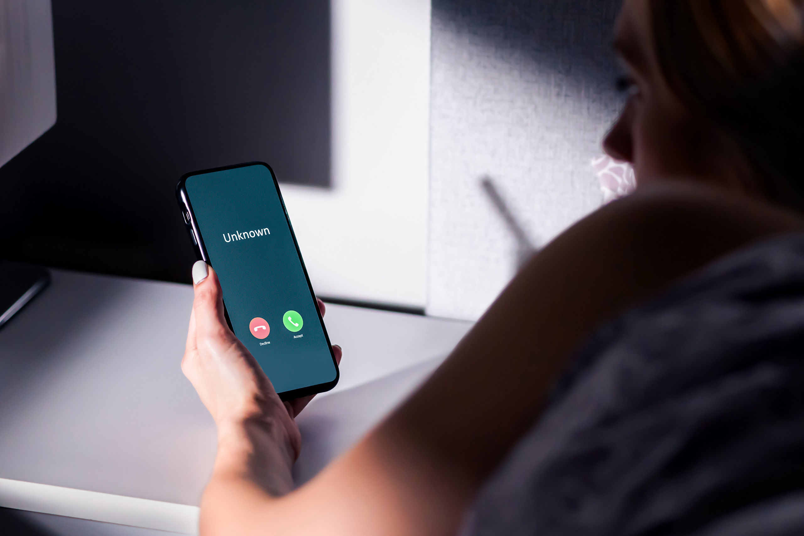 Ung pige kigger på mobil