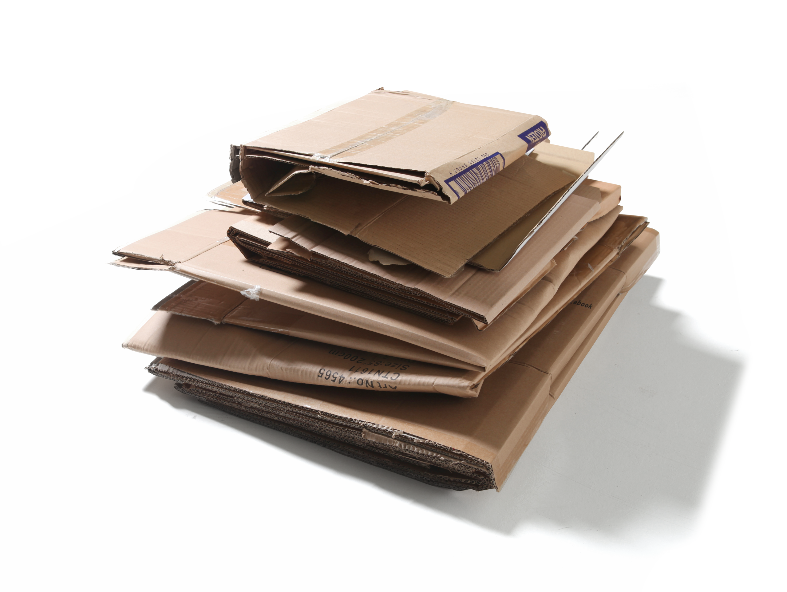 En stak af sammenklappede papkasser