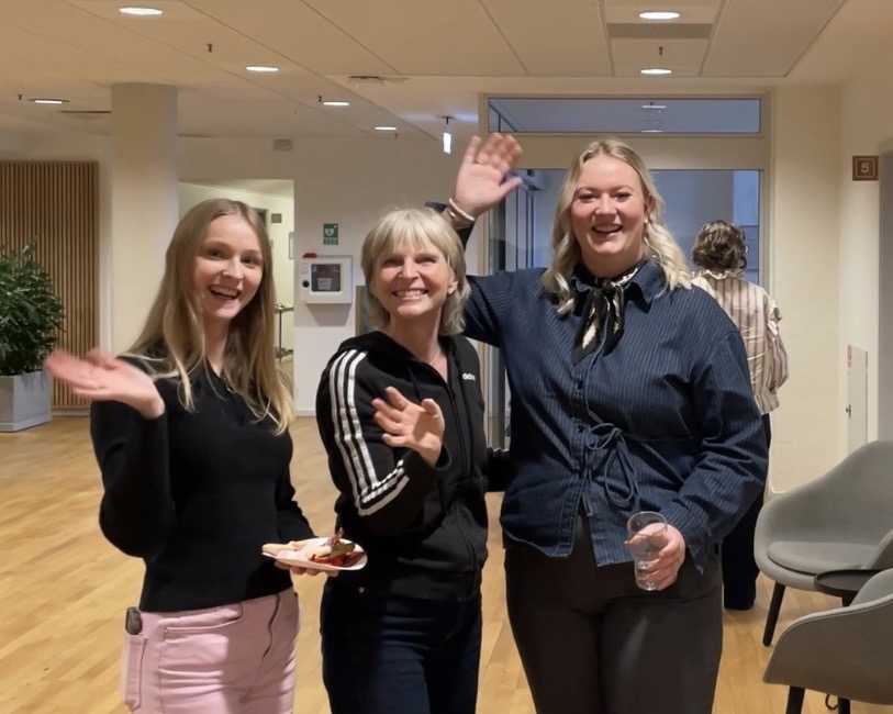 Billede af 2 elever og uddannelsesansvarlig - de vinker til kameraet