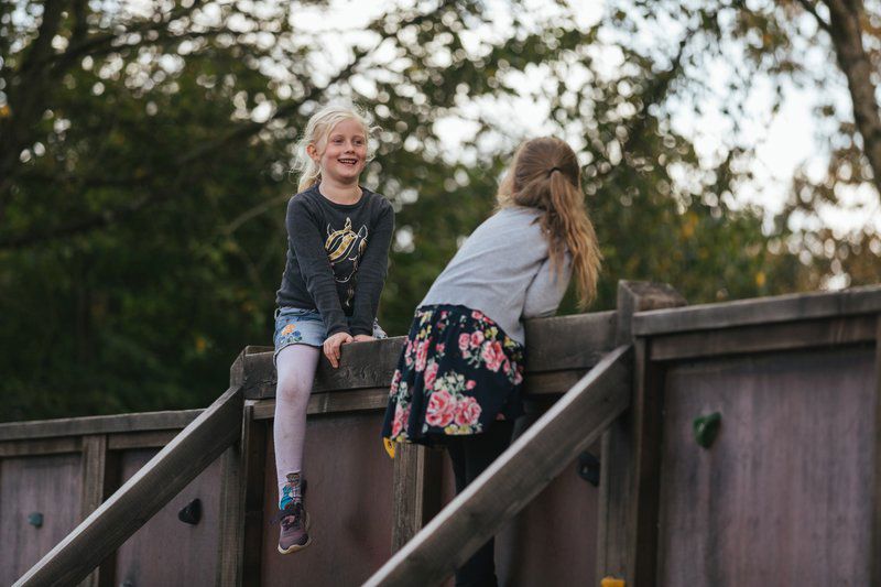 2 piger på et plankeværk