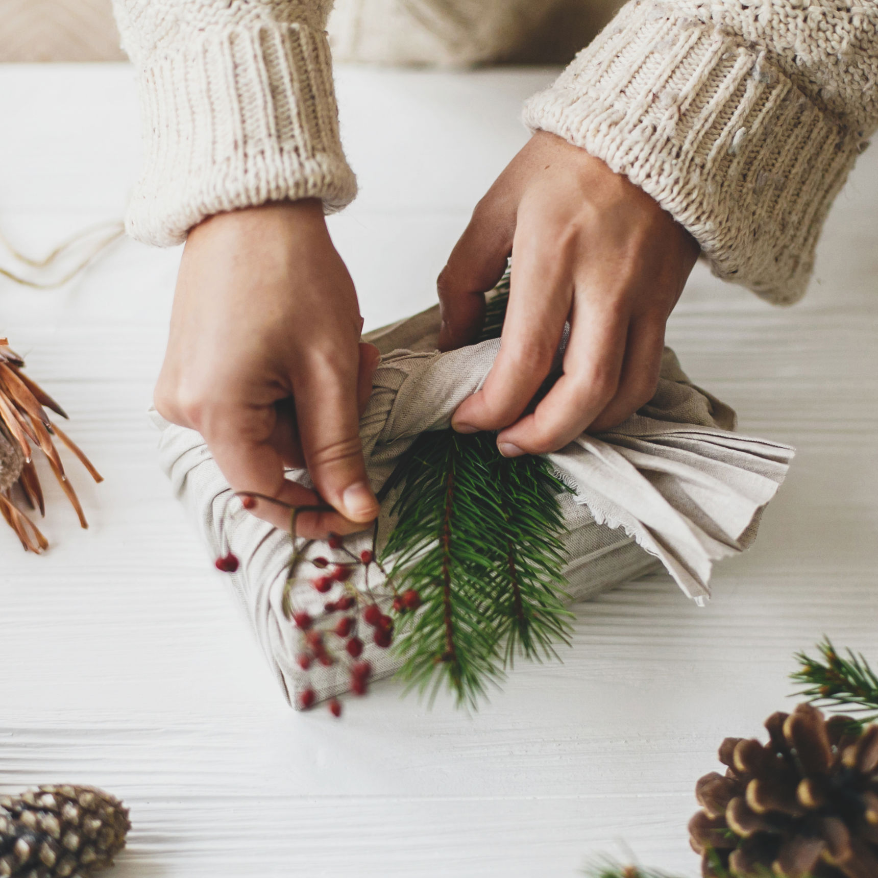 Bæredygtig julegaveindpakning med stof i stedet for gavepapir – en miljøvenlig løsning med naturmaterialer som pynt.