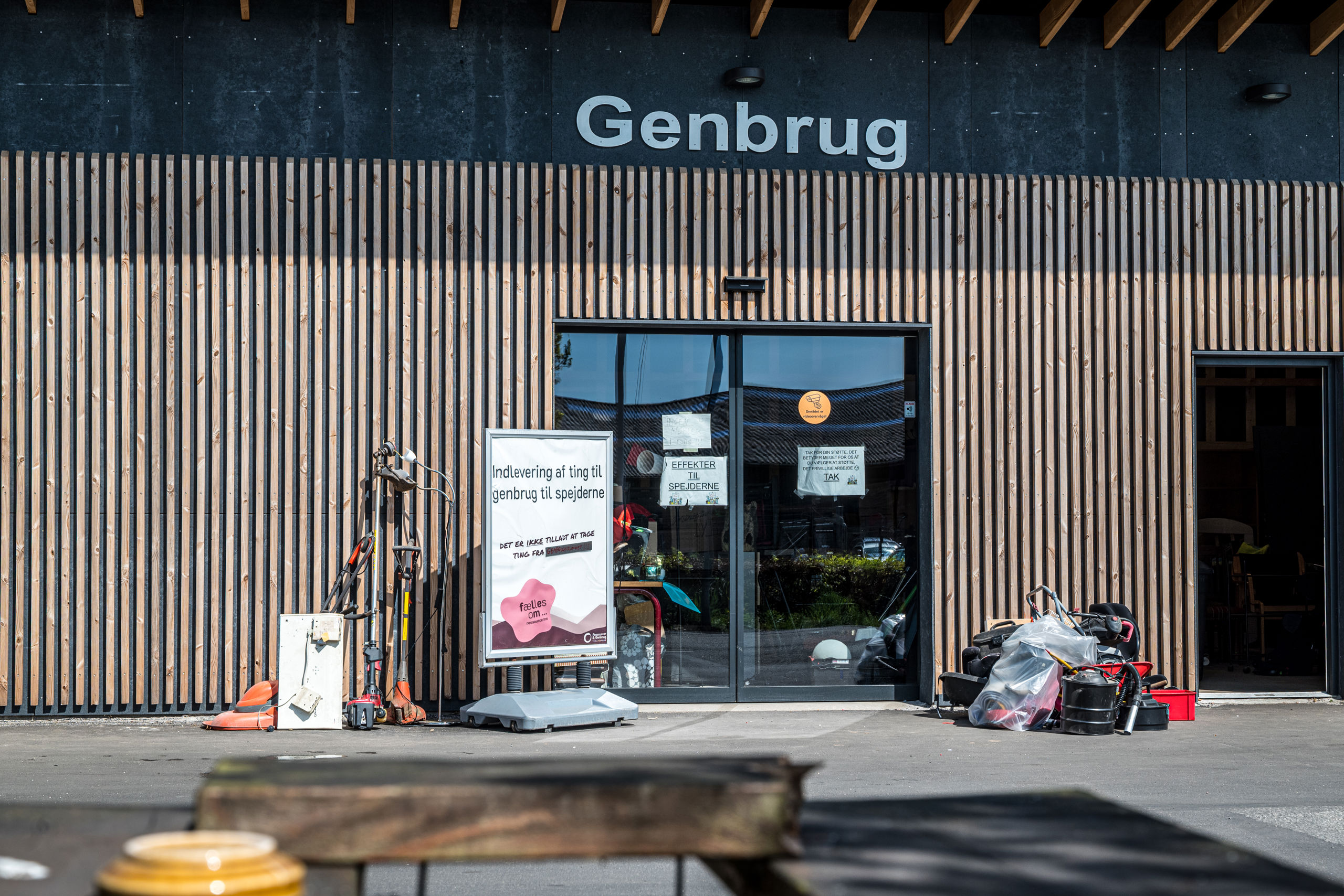 Facade med skiltet 'Genbrug' over indgangen til genbrugsrummet ved Egtved Genbrugsplads.