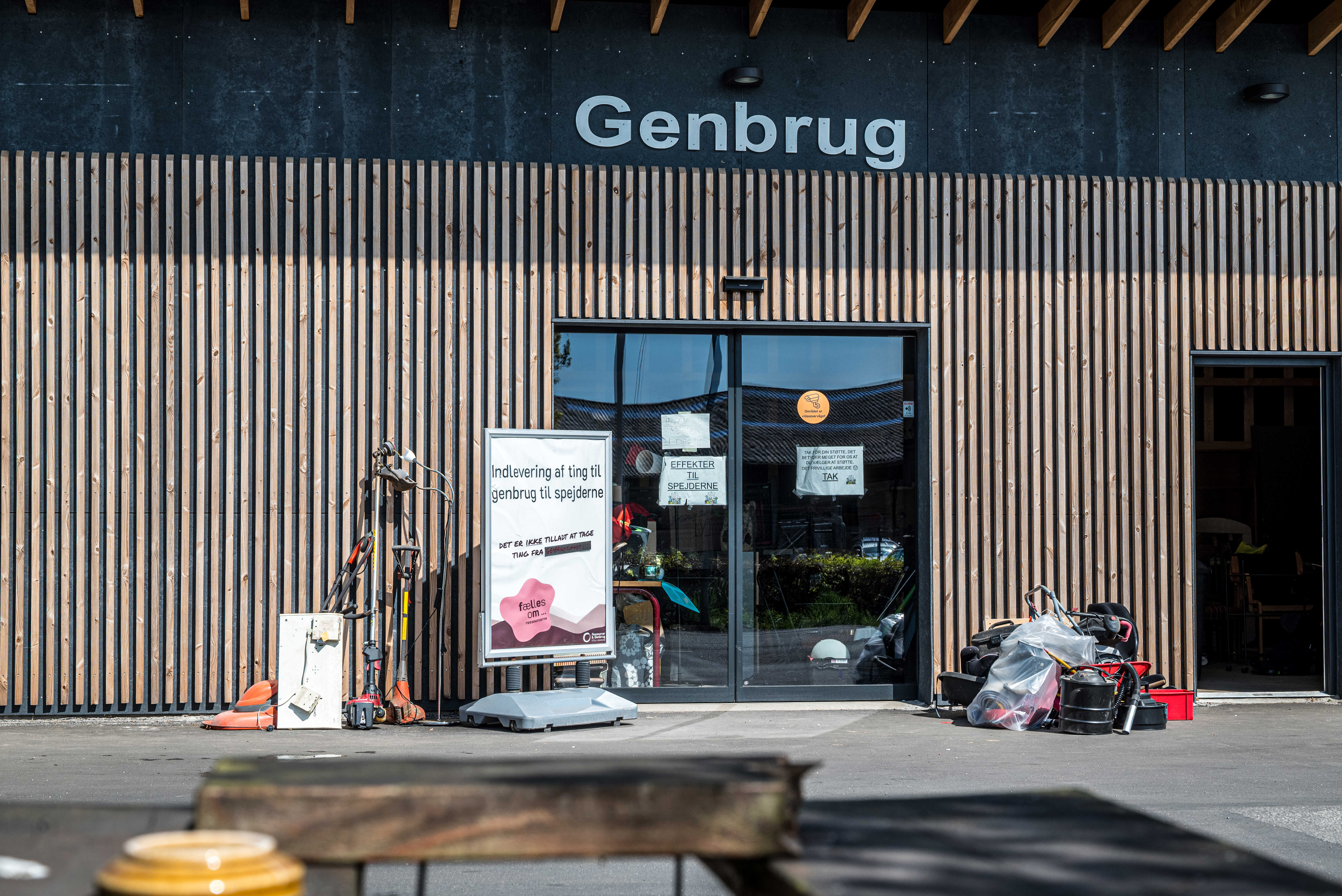 Facade med skiltet 'Genbrug' over indgangen til genbrugsrummet ved Egtved Genbrugsplads.