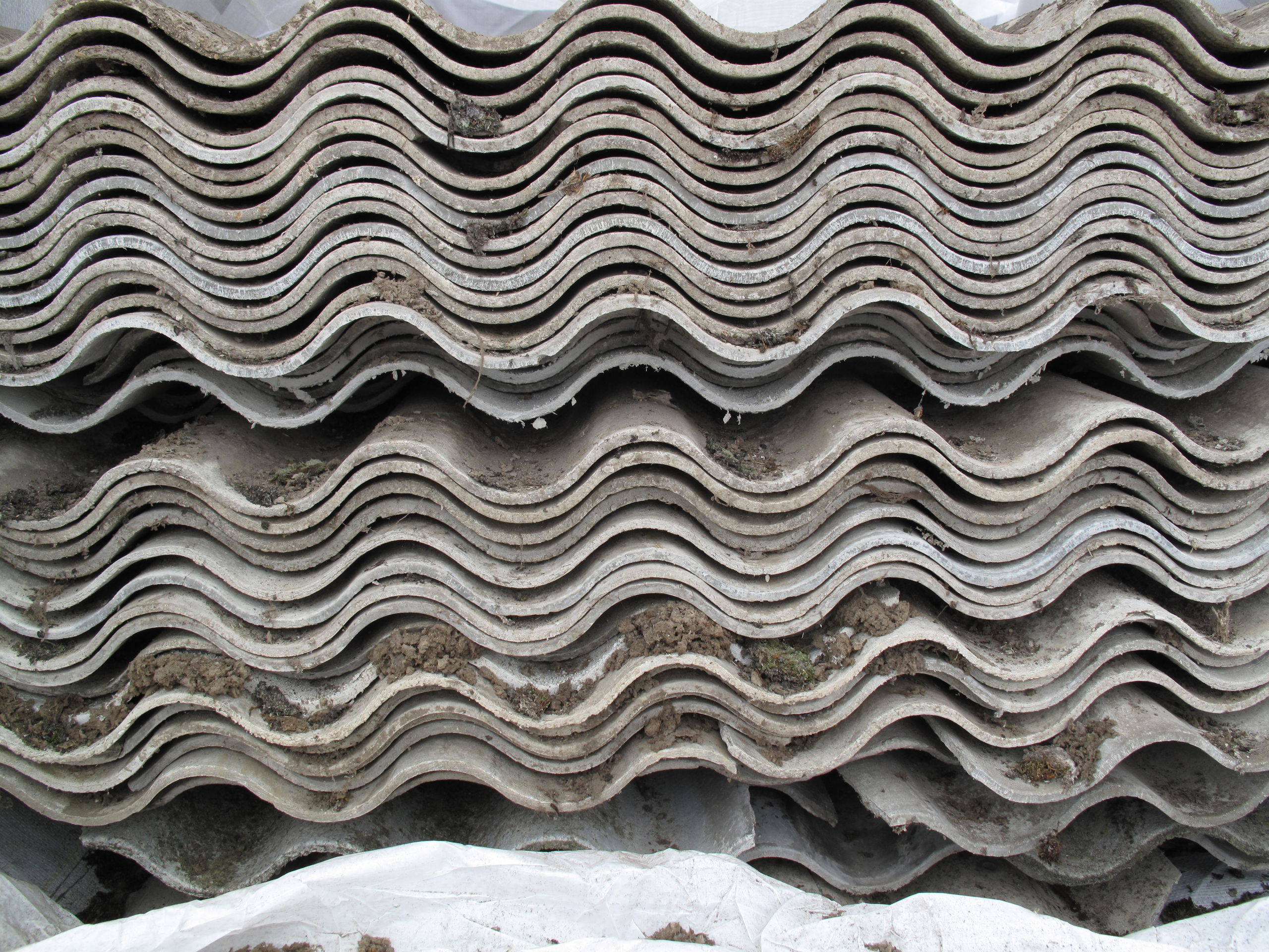 En stor stak tagplader med asbest.