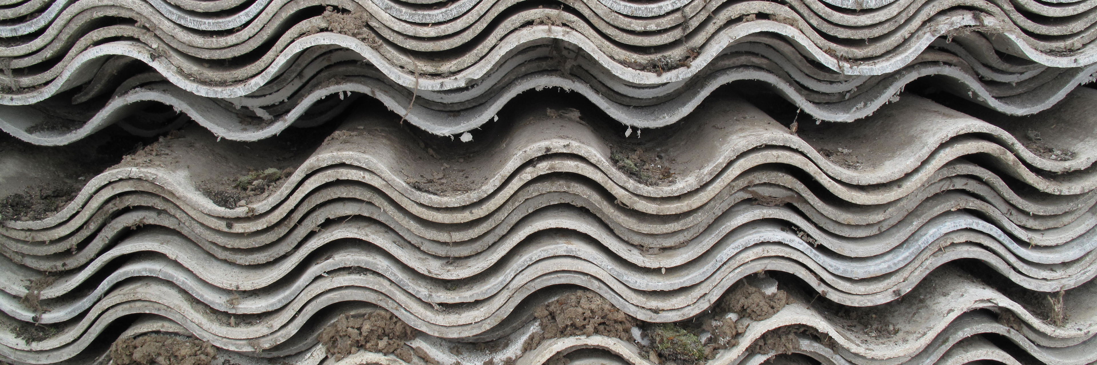 En stor stak tagplader med asbest.