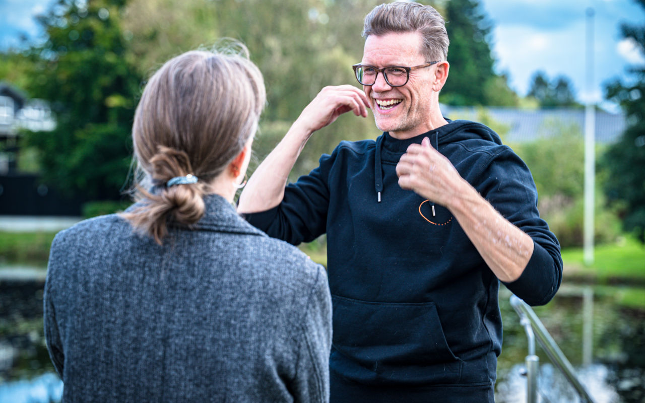 To personer i samtale udendørs.
