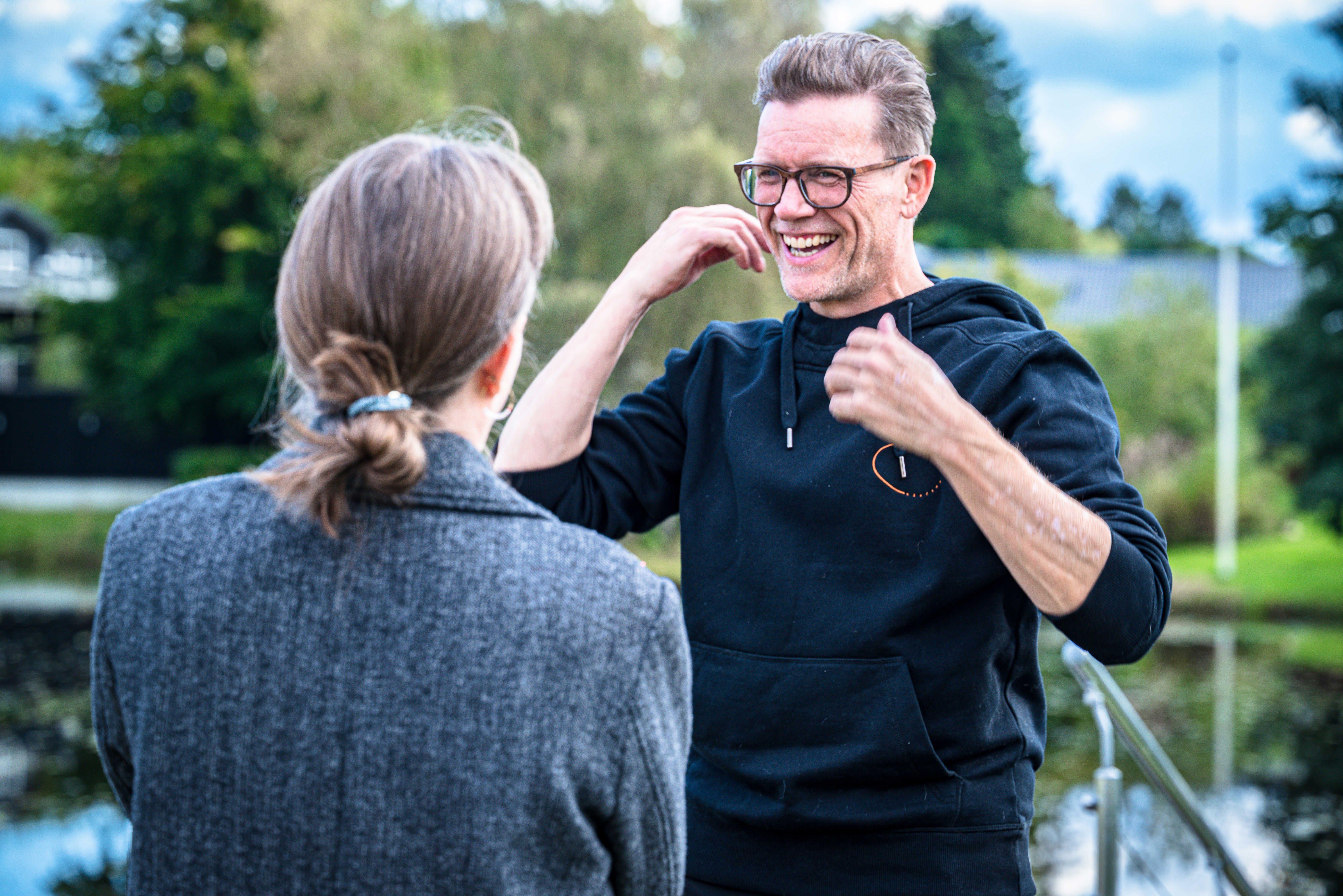 To personer i samtale udendørs.