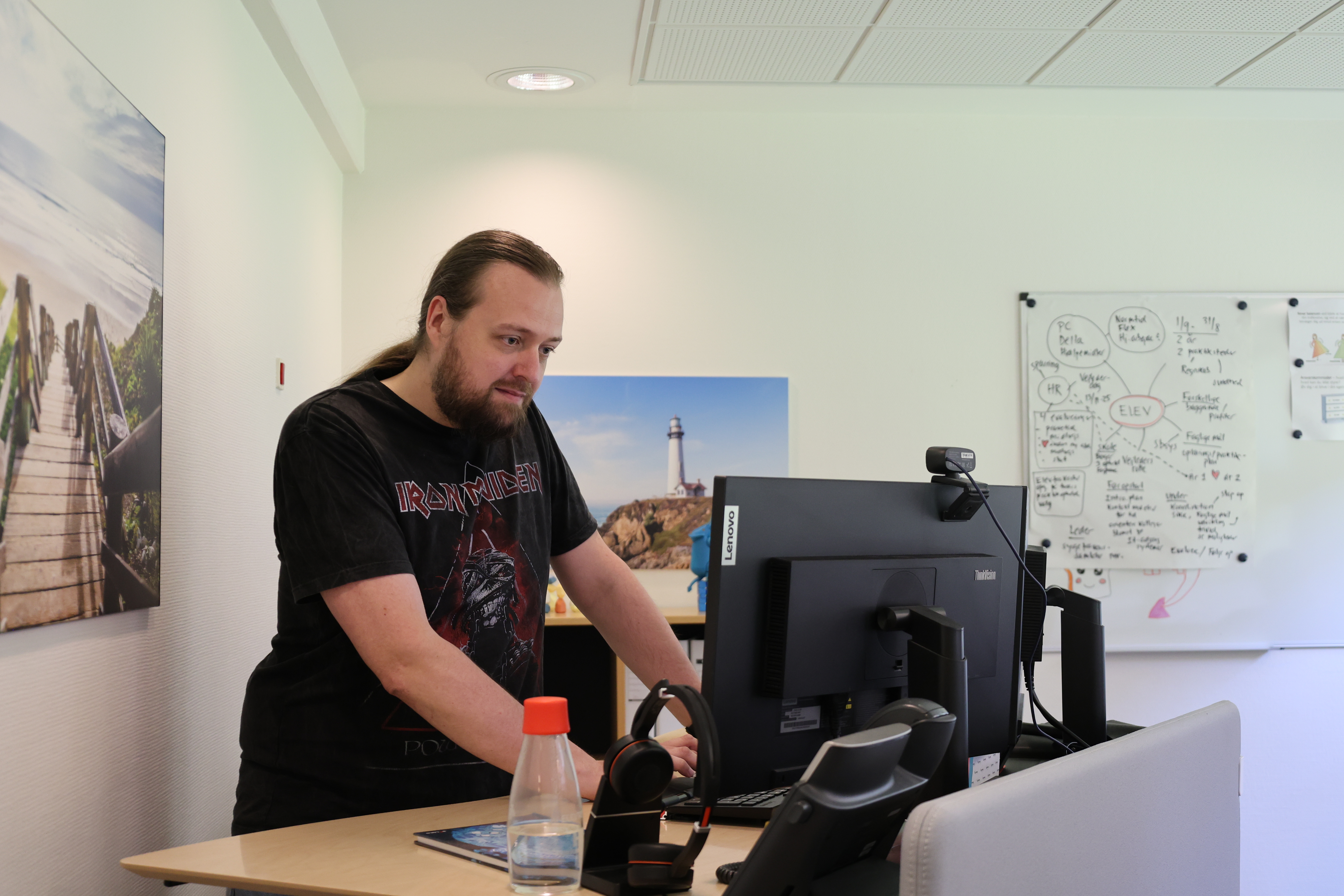 Kontorelev Mark foran sin pc på elevstedet - kigger på skærmen