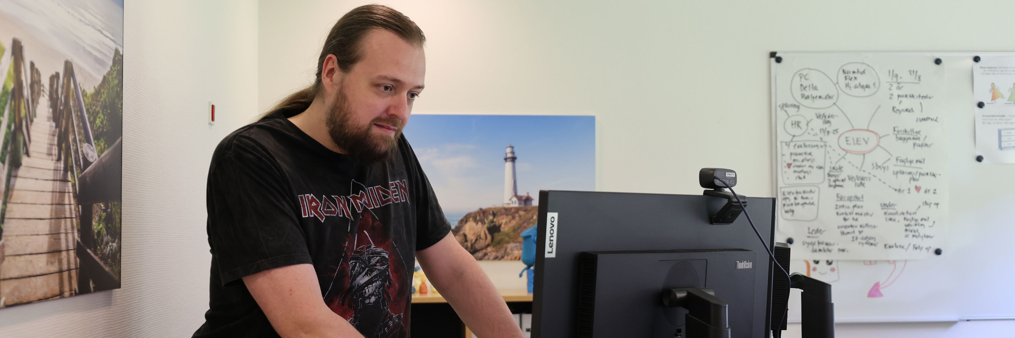Kontorelev Mark foran sin pc på elevstedet - kigger på skærmen