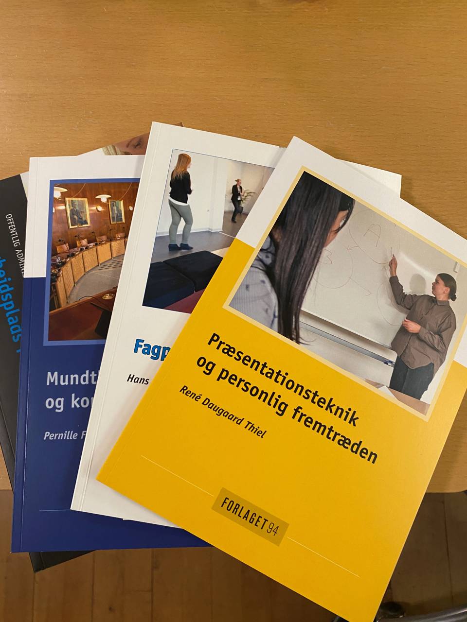 Et billede med et udpluk af skolebøgerne - du ser forrest en bog med titlen præsentationsteknik og personlig fremtræden