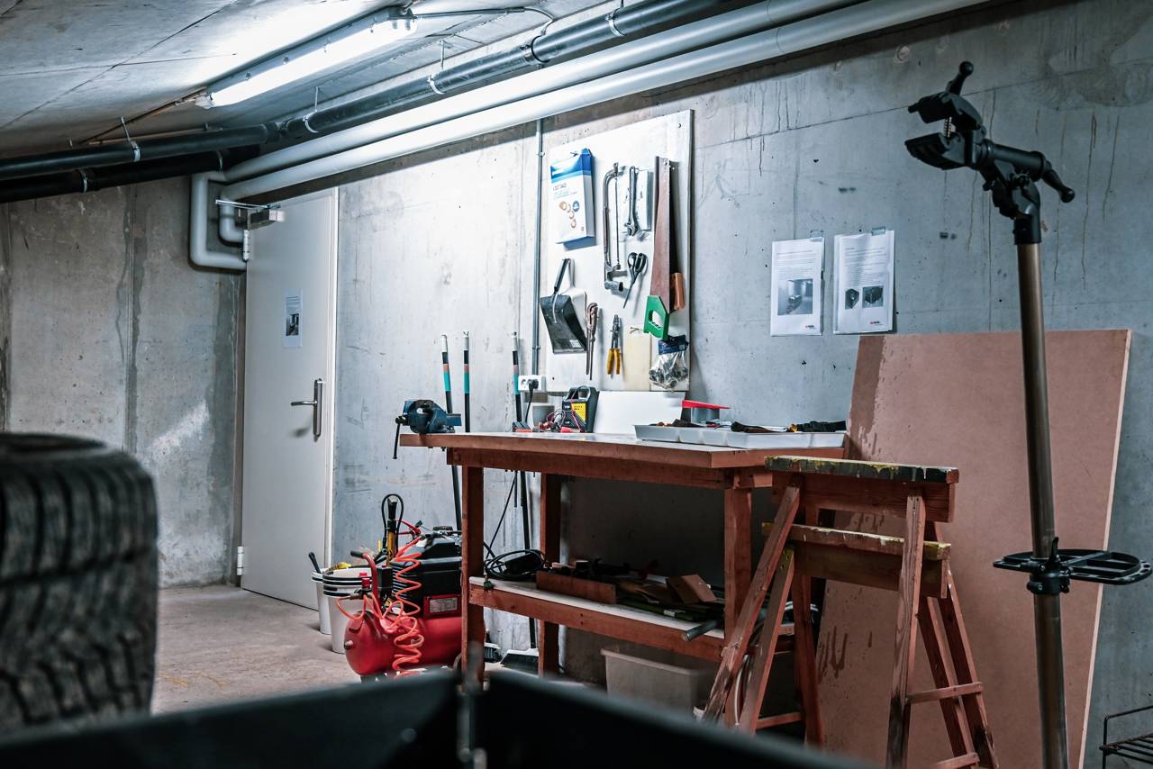 Ejerboligforeningen Havneøens fælles værksted - indrettet i et fællesrum i parkeringskælderen.