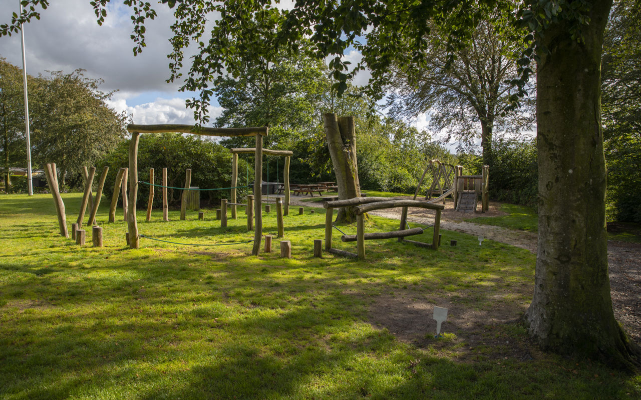 Billedet viser Egtved Bypark, hvor der er en legeplads med balancebane