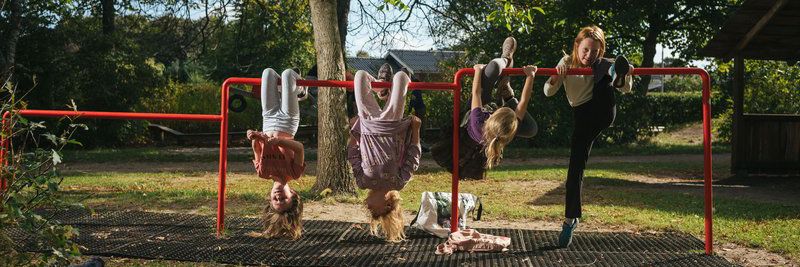 Piger på klatrestativ